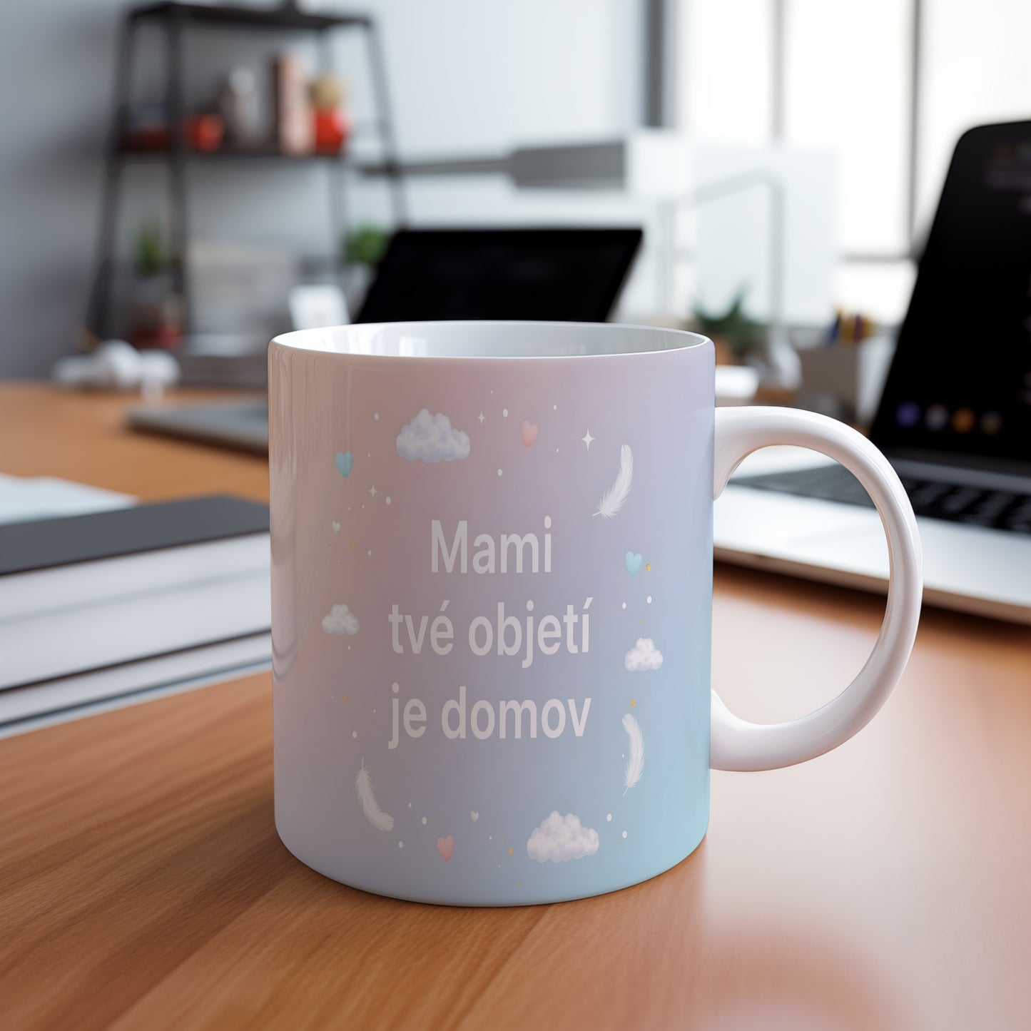 Hrnek Mami tvé objetí je domov – pastelový sen s obláčky a peříčky – varianta 88