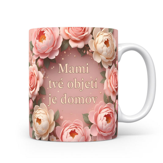 Hrnek Mami tvé objetí je domov – něžné květy na pastelovém pozadí – varianta 11