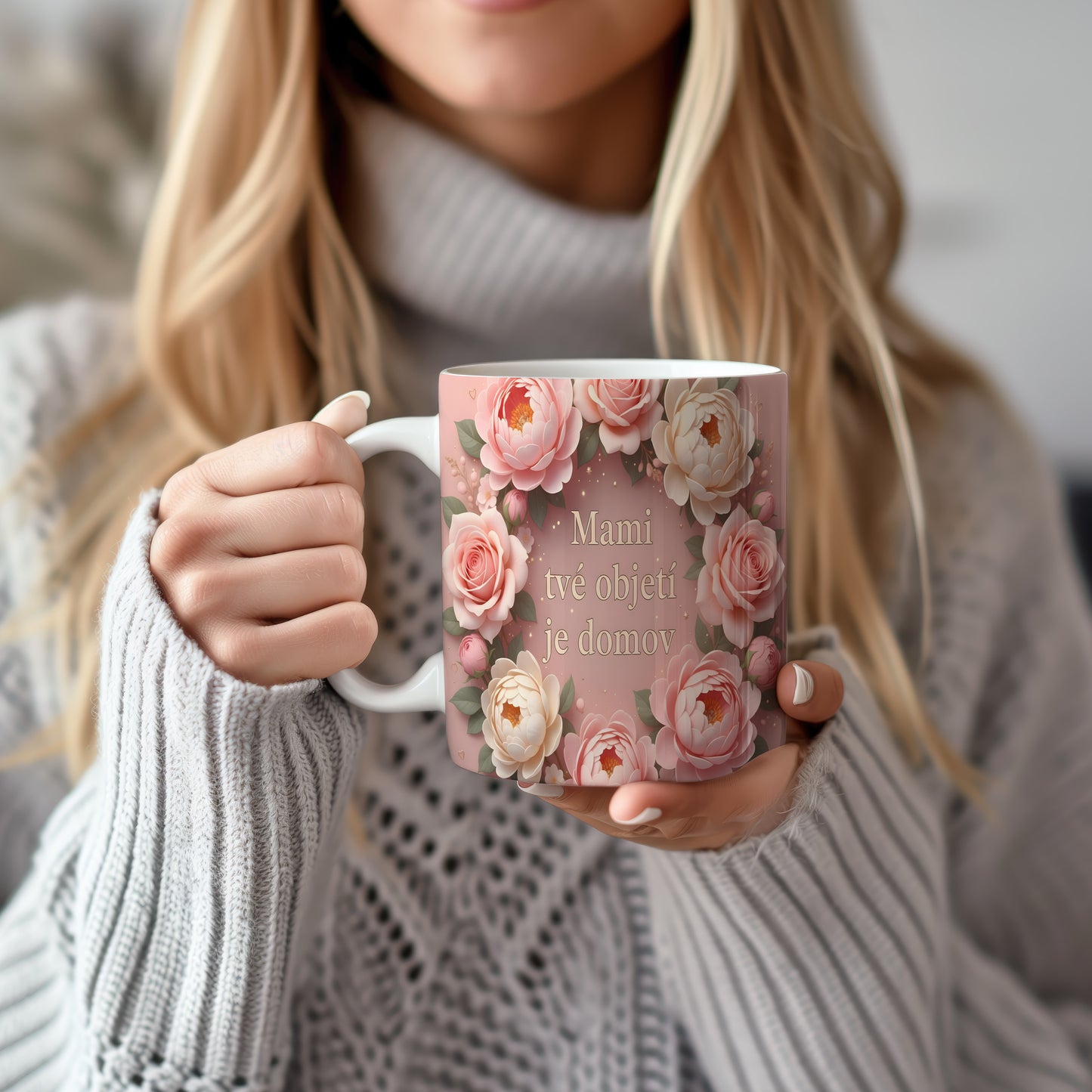 Hrnek Mami tvé objetí je domov – něžné květy na pastelovém pozadí – varianta 22