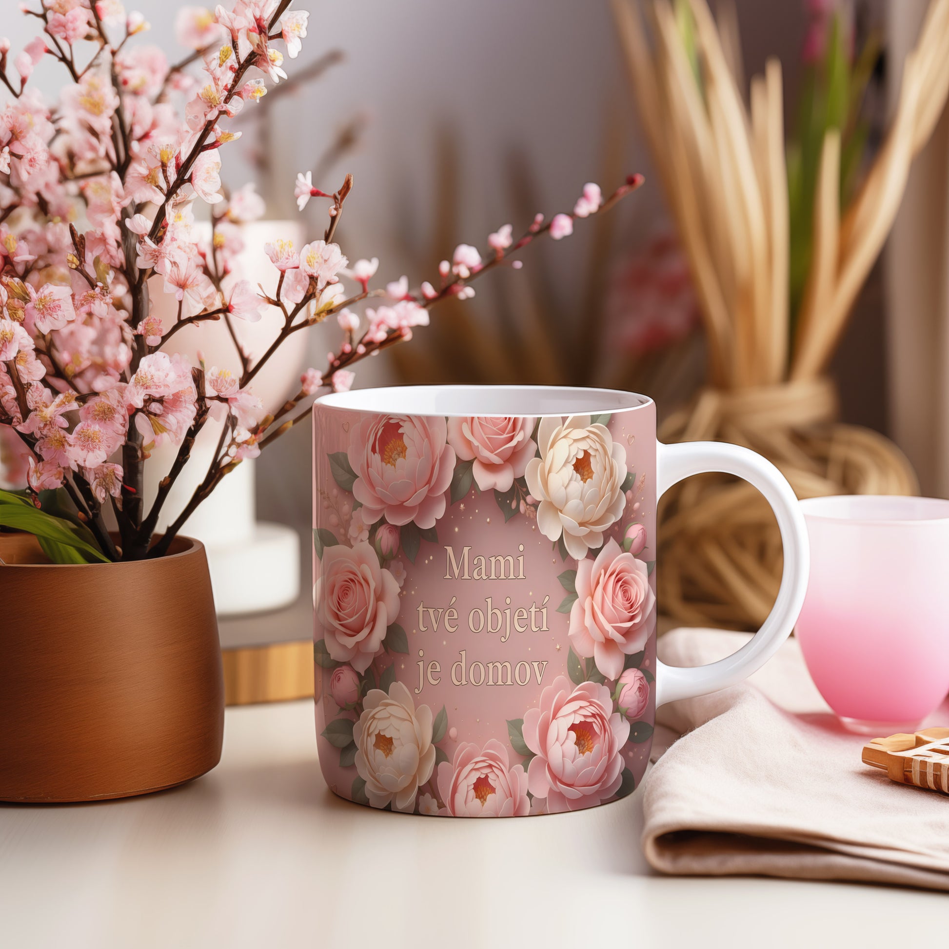 Hrnek Mami tvé objetí je domov – něžné květy na pastelovém pozadí – varianta 55