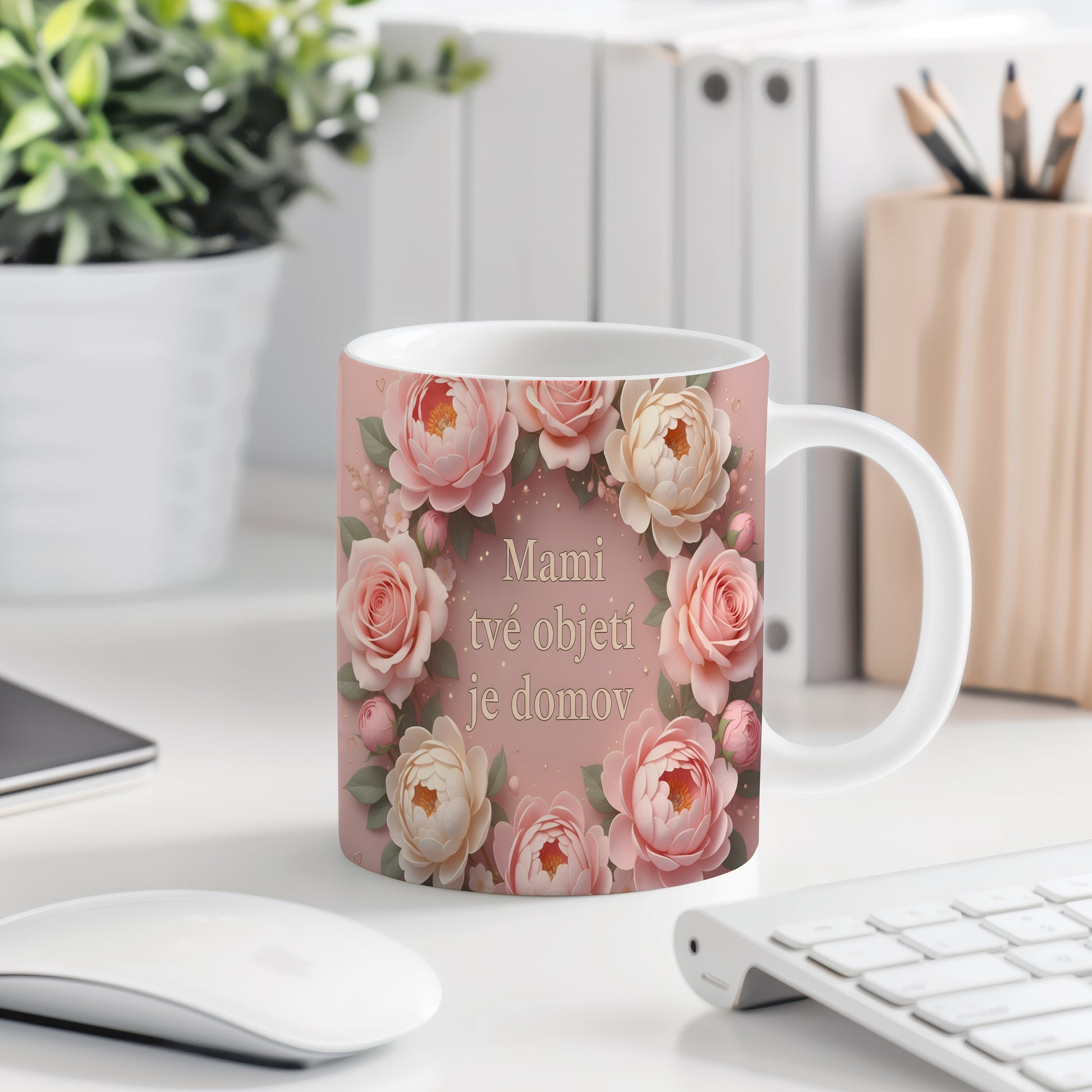 Hrnek Mami tvé objetí je domov – něžné květy na pastelovém pozadí – varianta 77