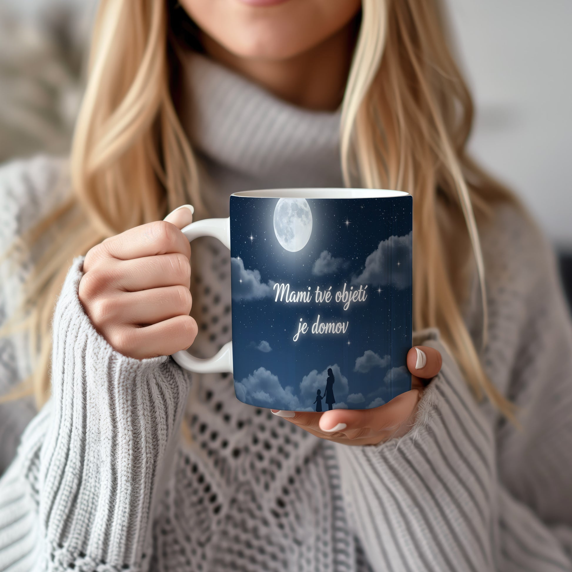 Hrnek Mami tvé objetí je domov – noční obloha s hvězdami a měsícem – varianta 22