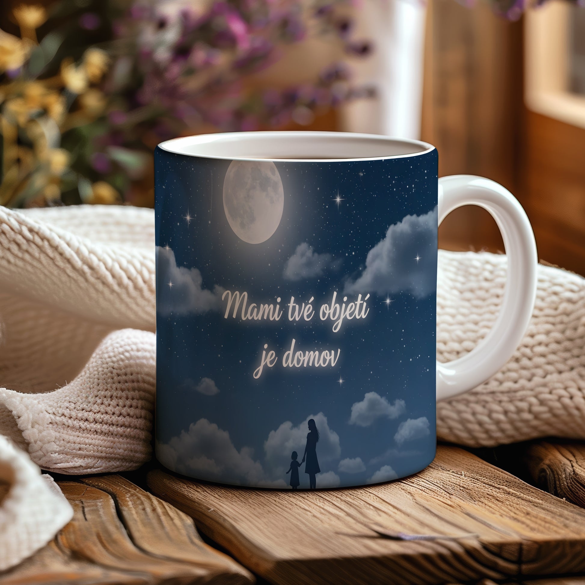 Hrnek Mami tvé objetí je domov – noční obloha s hvězdami a měsícem – varianta 44