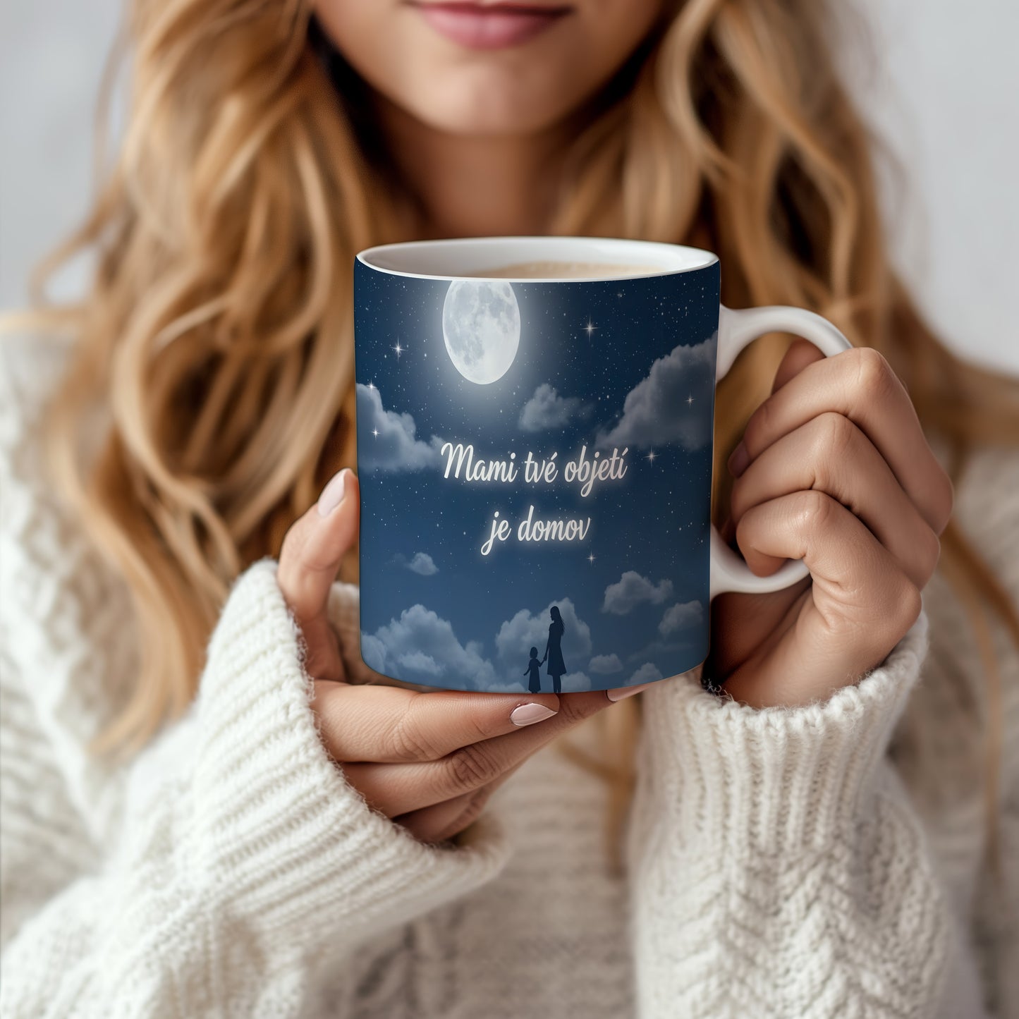 Hrnek Mami tvé objetí je domov – noční obloha s hvězdami a měsícem – varianta 66