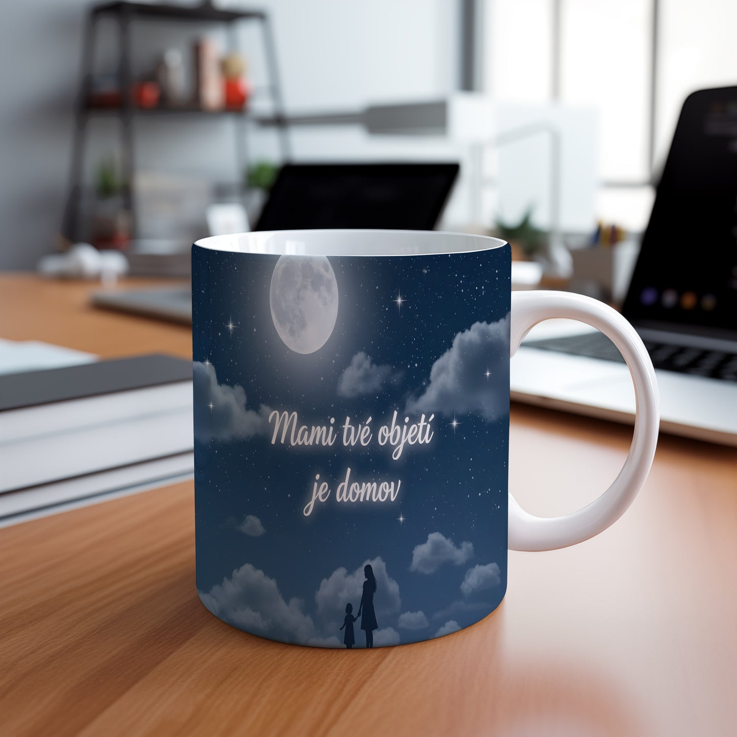 Hrnek Mami tvé objetí je domov – noční obloha s hvězdami a měsícem – varianta 88