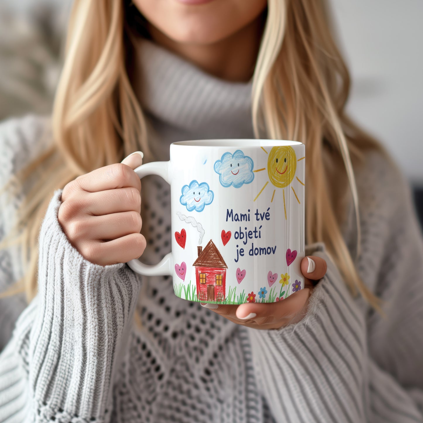 Hrnek Mami tvé objetí je domov – dětské kresby s usměvavým sluncem a mraky – varianta 22