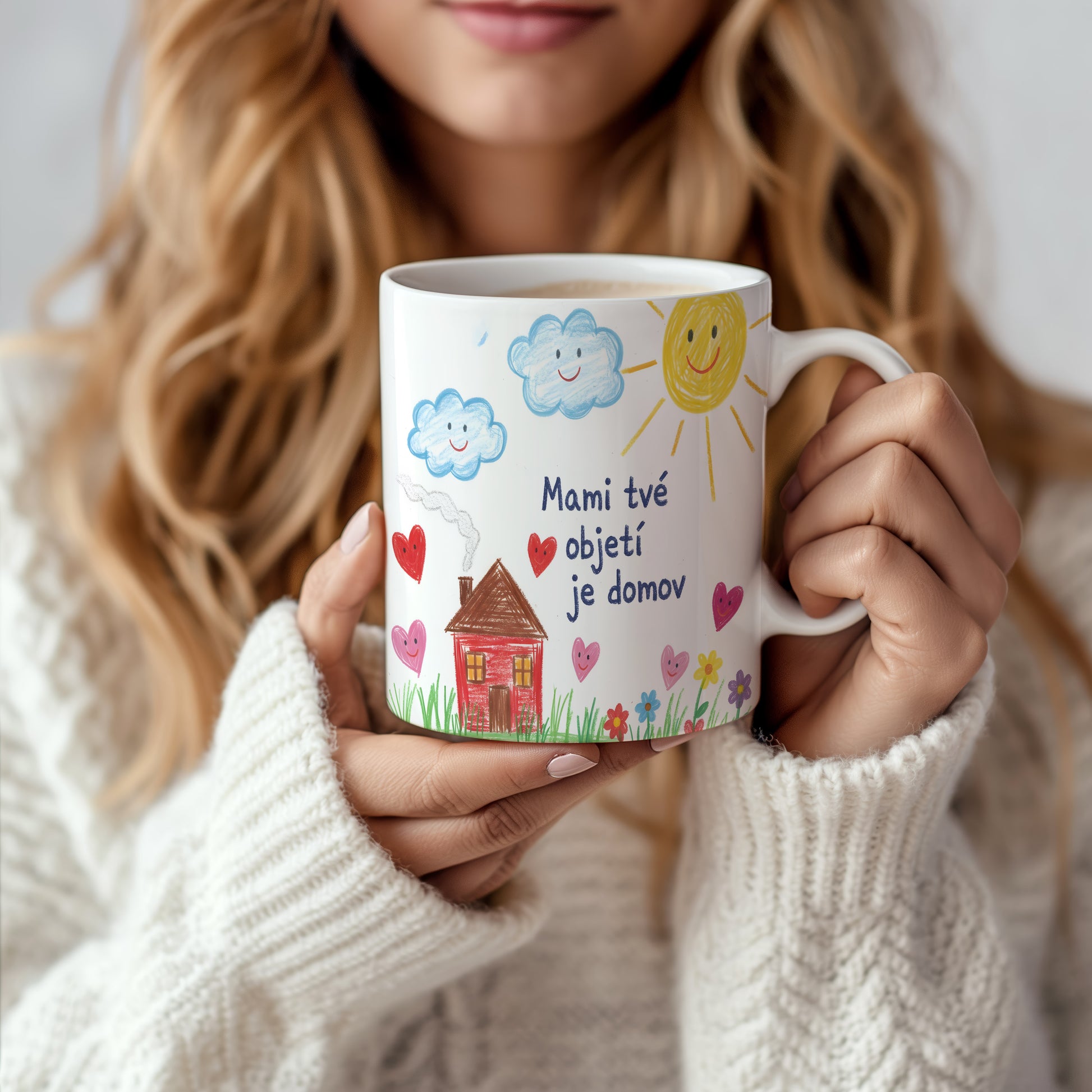 Hrnek Mami tvé objetí je domov – dětské kresby s usměvavým sluncem a mraky – varianta 66