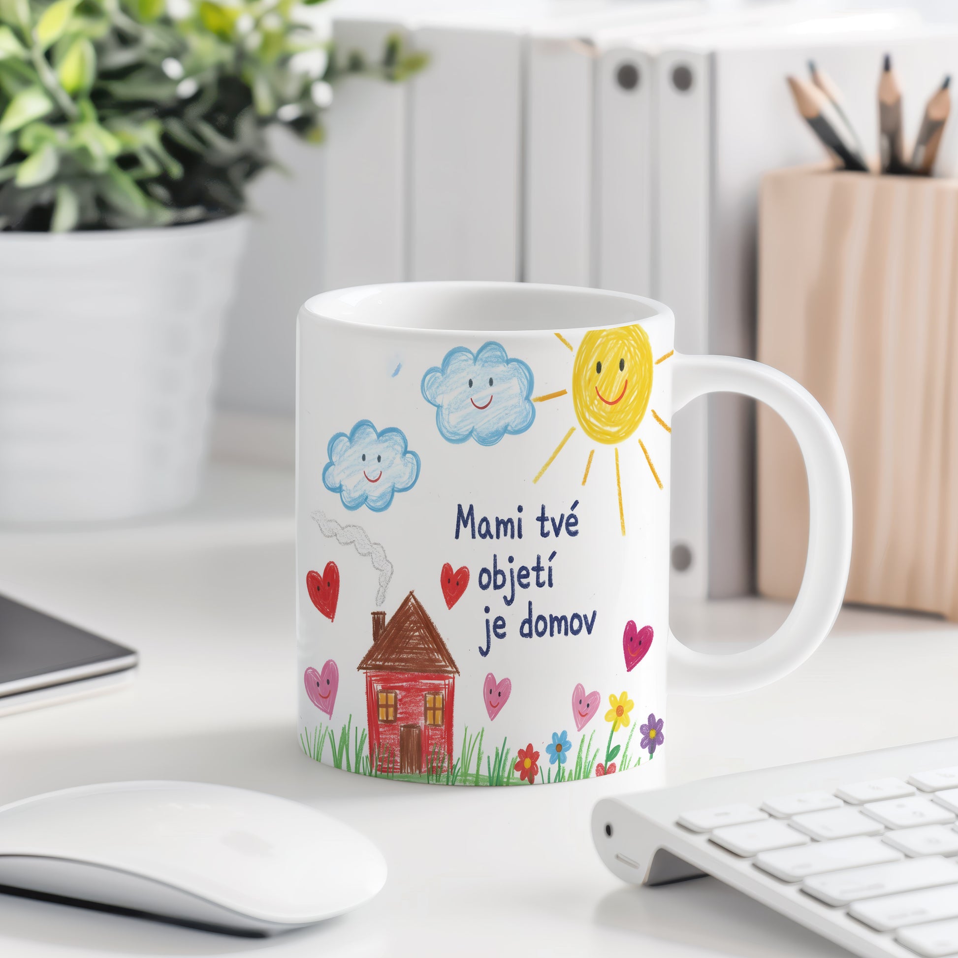 Hrnek Mami tvé objetí je domov – dětské kresby s usměvavým sluncem a mraky – varianta 77