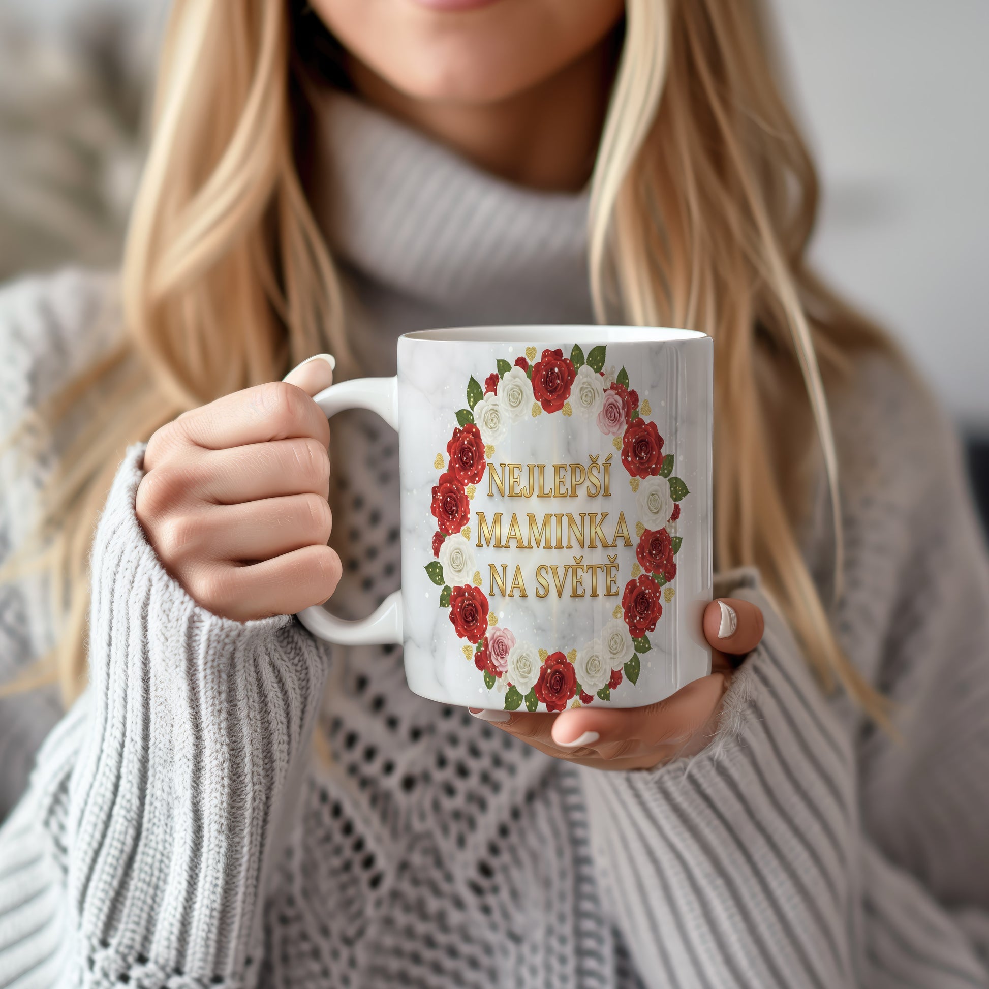 Hrnek NEJLEPŠÍ MAMINKA NA SVĚTĚ – červené a bílé růže na mramorovém pozadí – varianta 22
