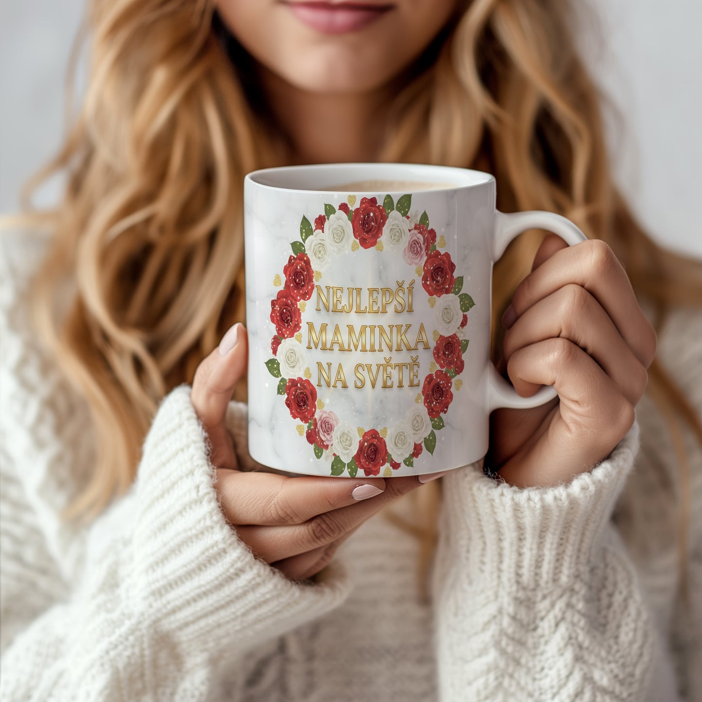 Hrnek NEJLEPŠÍ MAMINKA NA SVĚTĚ – červené a bílé růže na mramorovém pozadí – varianta 66