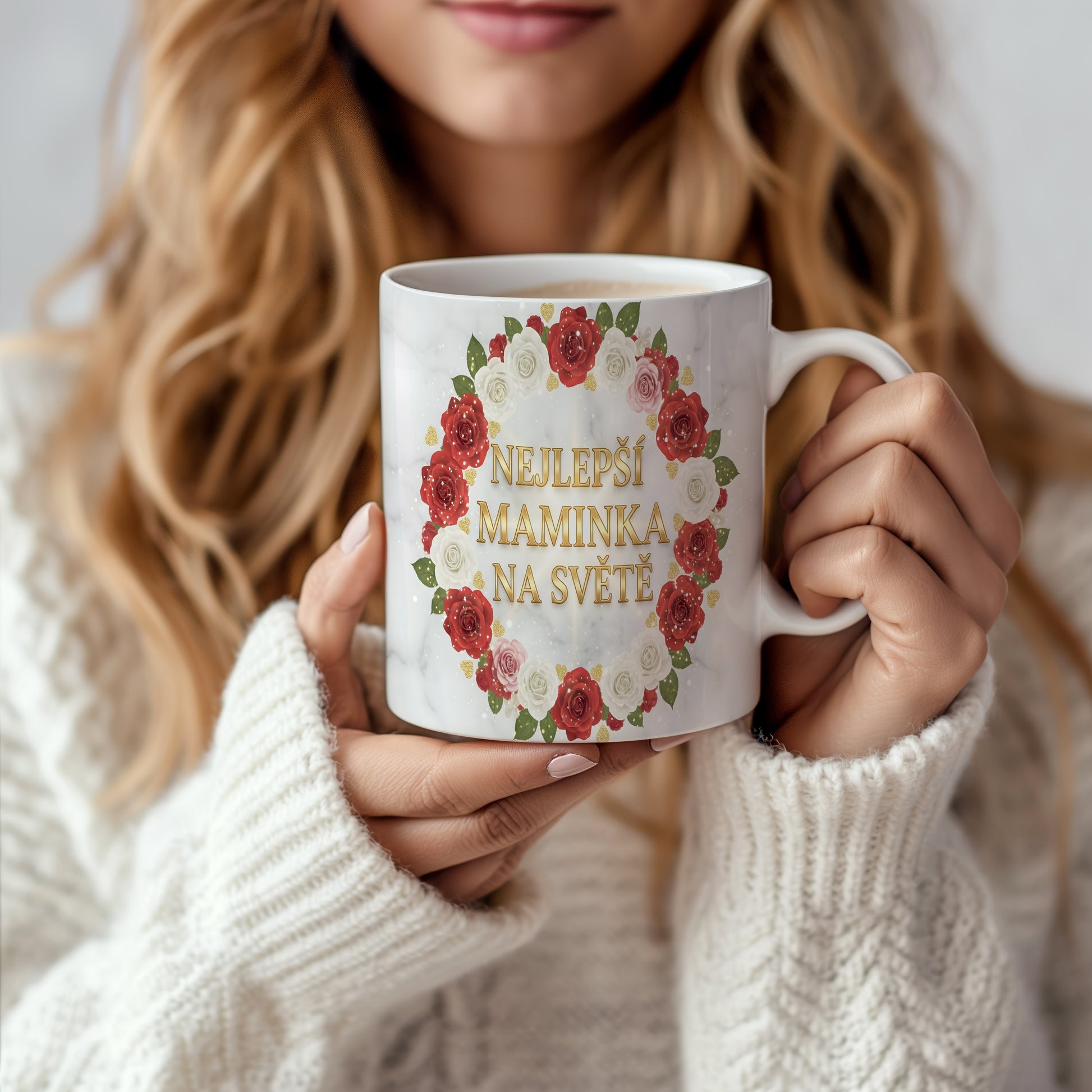 Hrnek NEJLEPŠÍ MAMINKA NA SVĚTĚ – červené a bílé růže na mramorovém pozadí – varianta 66