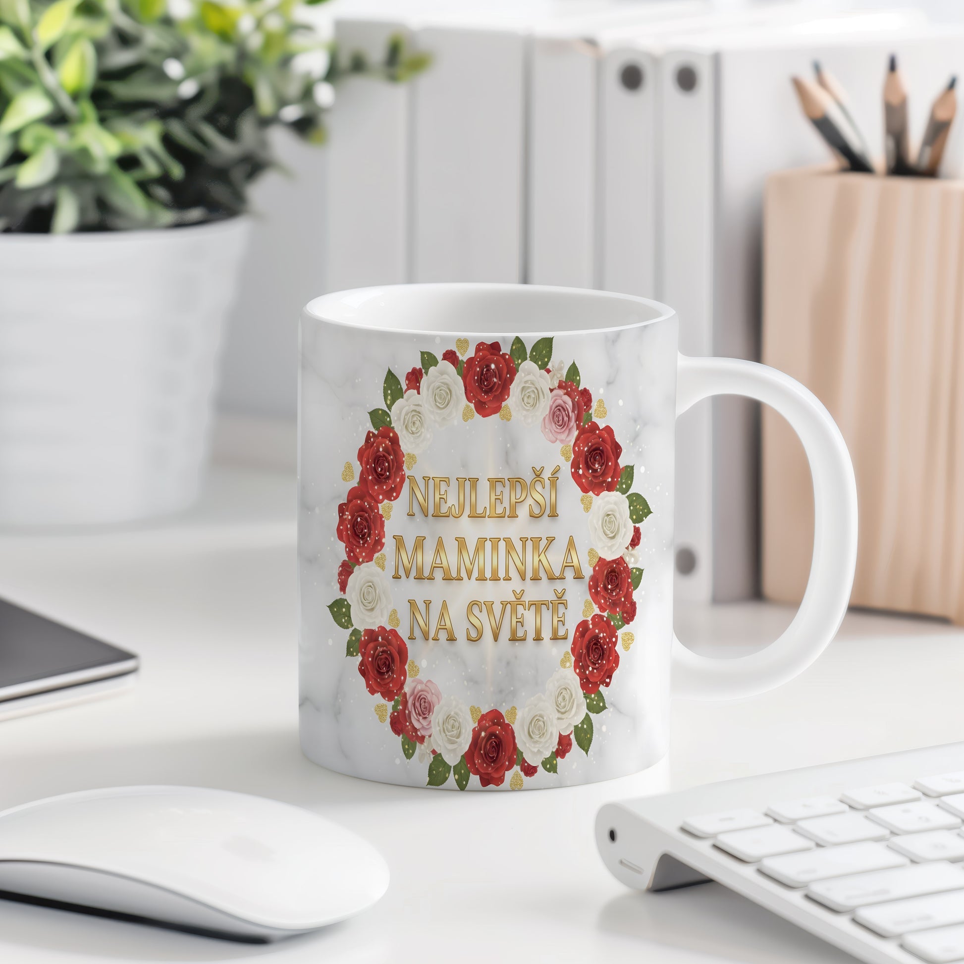 Hrnek NEJLEPŠÍ MAMINKA NA SVĚTĚ – červené a bílé růže na mramorovém pozadí – varianta 77