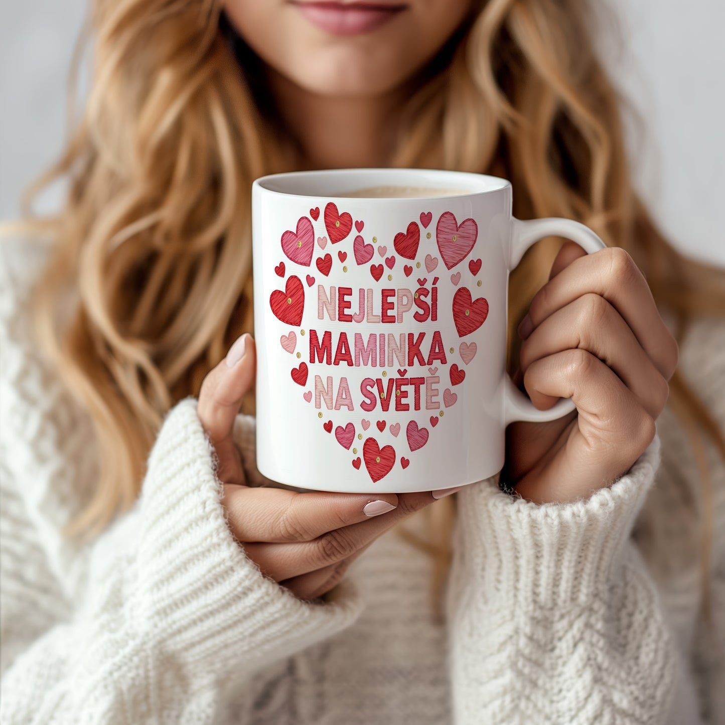Hrnek NEJLEPŠÍ MAMINKA NA SVĚTĚ – červená a růžová srdce se zlatými akcenty – varianta 66