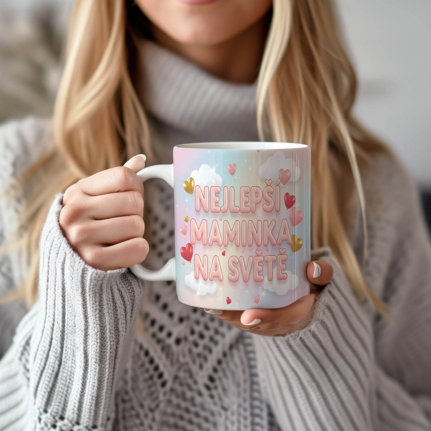 Hrnek Nejlepší maminka na světě – pastelové mraky a zlatá srdíčka – varianta 22