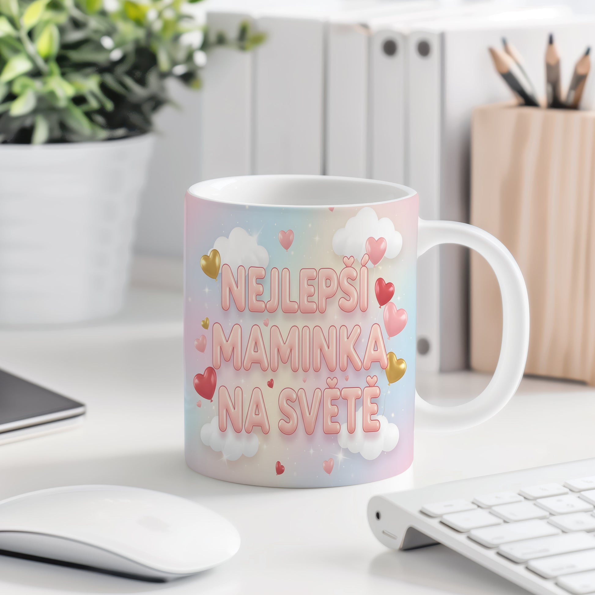 Hrnek Nejlepší maminka na světě – pastelové mraky a zlatá srdíčka – varianta 77