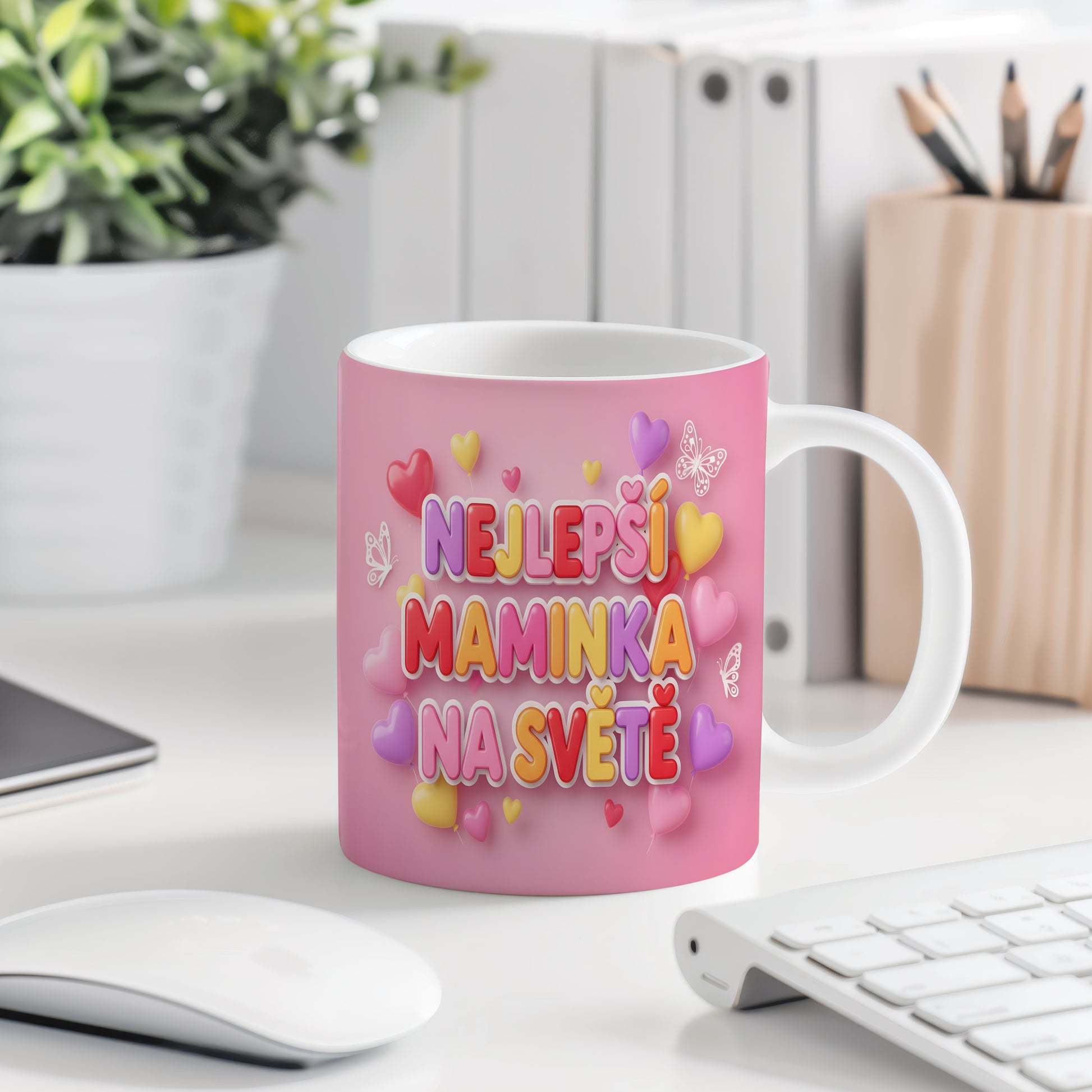 Hrnek NEJLEPŠÍ MAMINKA NA SVĚTĚ – pastelové srdíčka a hravé motýlky – varianta 77