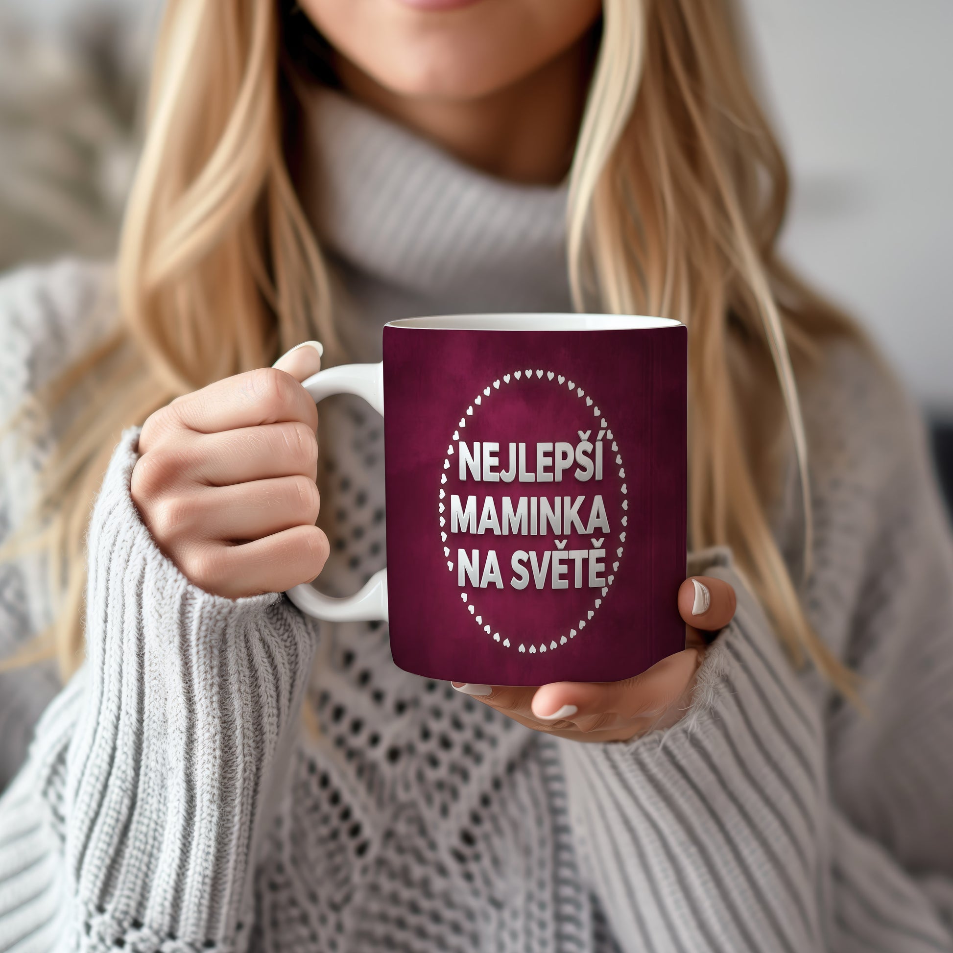Hrnek NEJLEPŠÍ MAMINKA NA SVĚTĚ – bordó s jemnými srdíčky – varianta 22