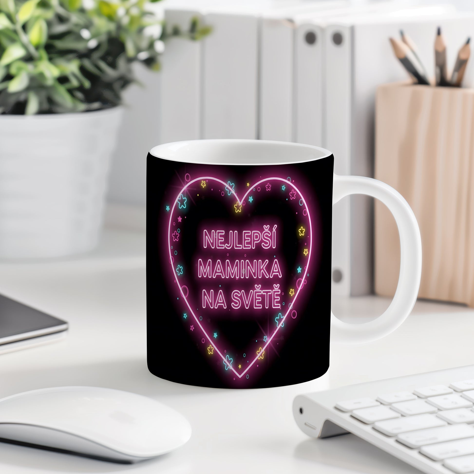 Hrnek NEJLEPŠÍ MAMINKA NA SVĚTĚ – zářící neonové srdce s hvězdičkami – varianta 77