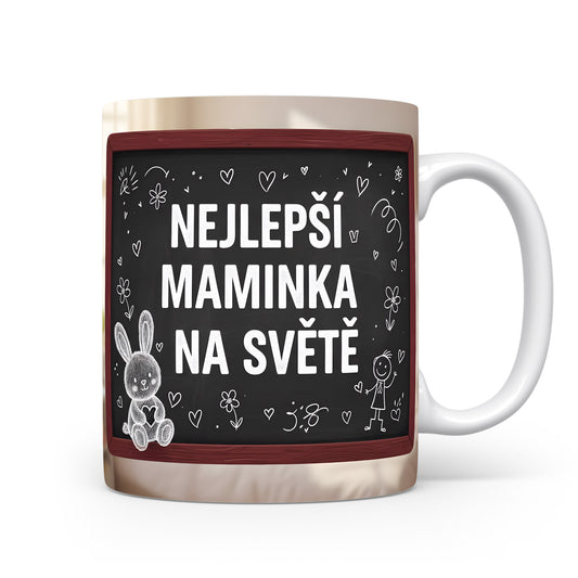 Hrnek Nejlepší maminka na světě – hravý králíček a květiny na tabuli – varianta 11