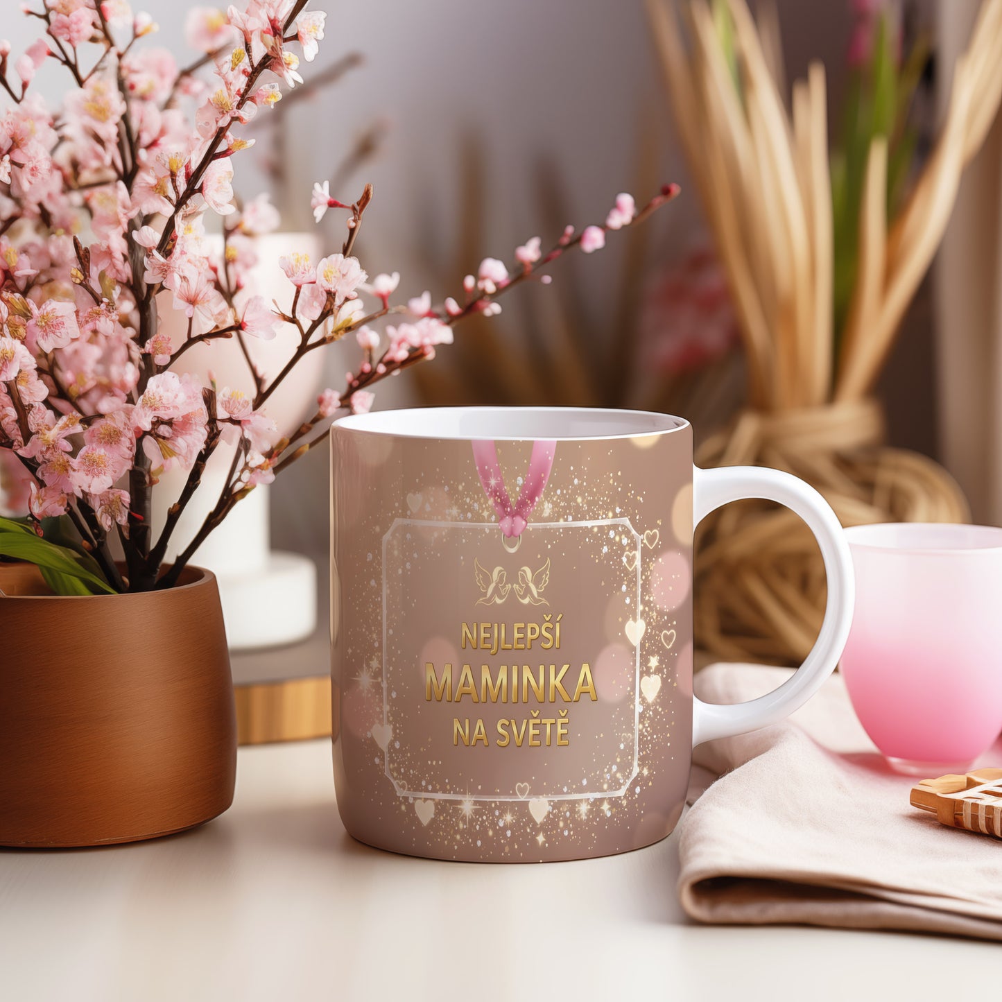 Hrnek NEJLEPŠÍ MAMINKA NA SVĚTĚ – zlaté třpytky a růžové srdíčka – varianta 55
