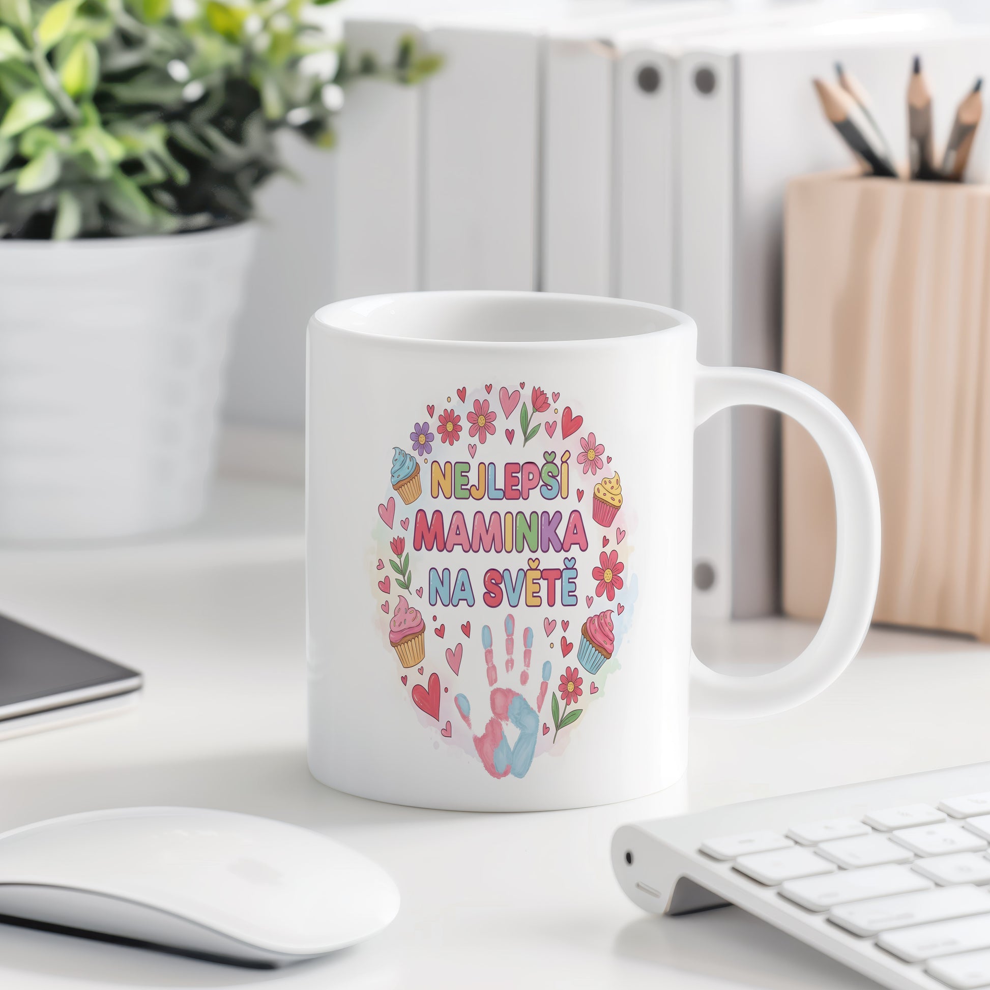Hrnek NEJLEPŠÍ MAMINKA NA SVĚTĚ – barevné květiny a dortíky na pastelovém pozadí – varianta 77