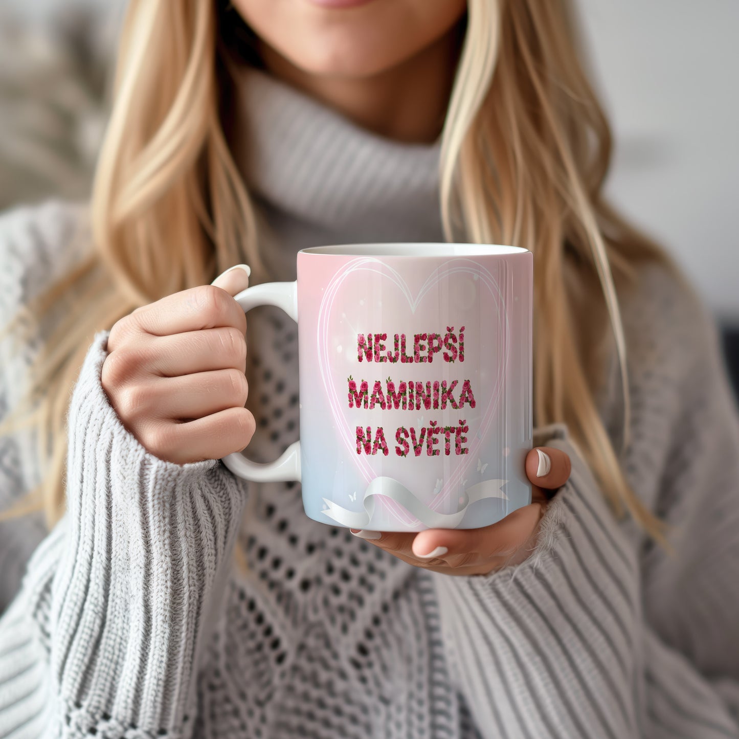 Hrnek NEJLEPŠÍ MAMINKA NA SVĚTĚ – růžové květy a motýli na pastelovém pozadí – varianta 22