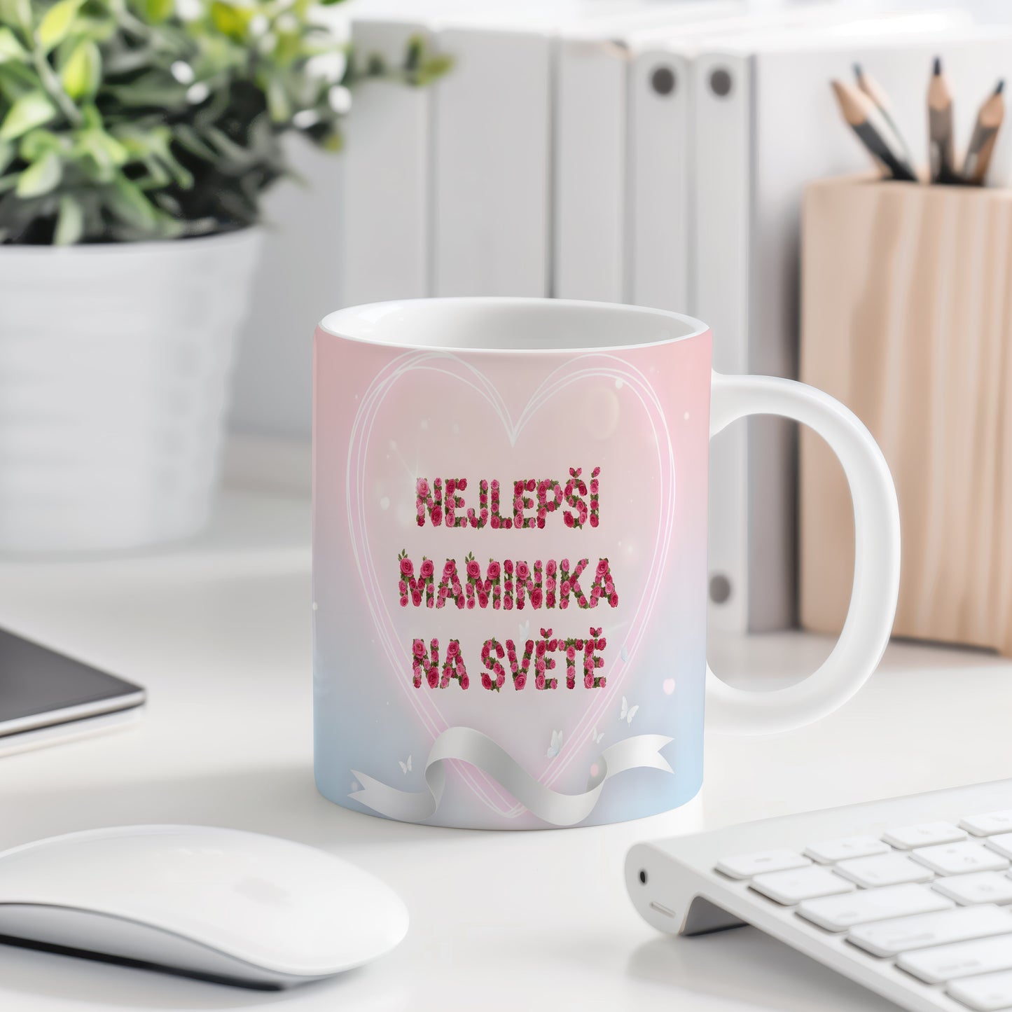 Hrnek NEJLEPŠÍ MAMINKA NA SVĚTĚ – růžové květy a motýli na pastelovém pozadí – varianta 77