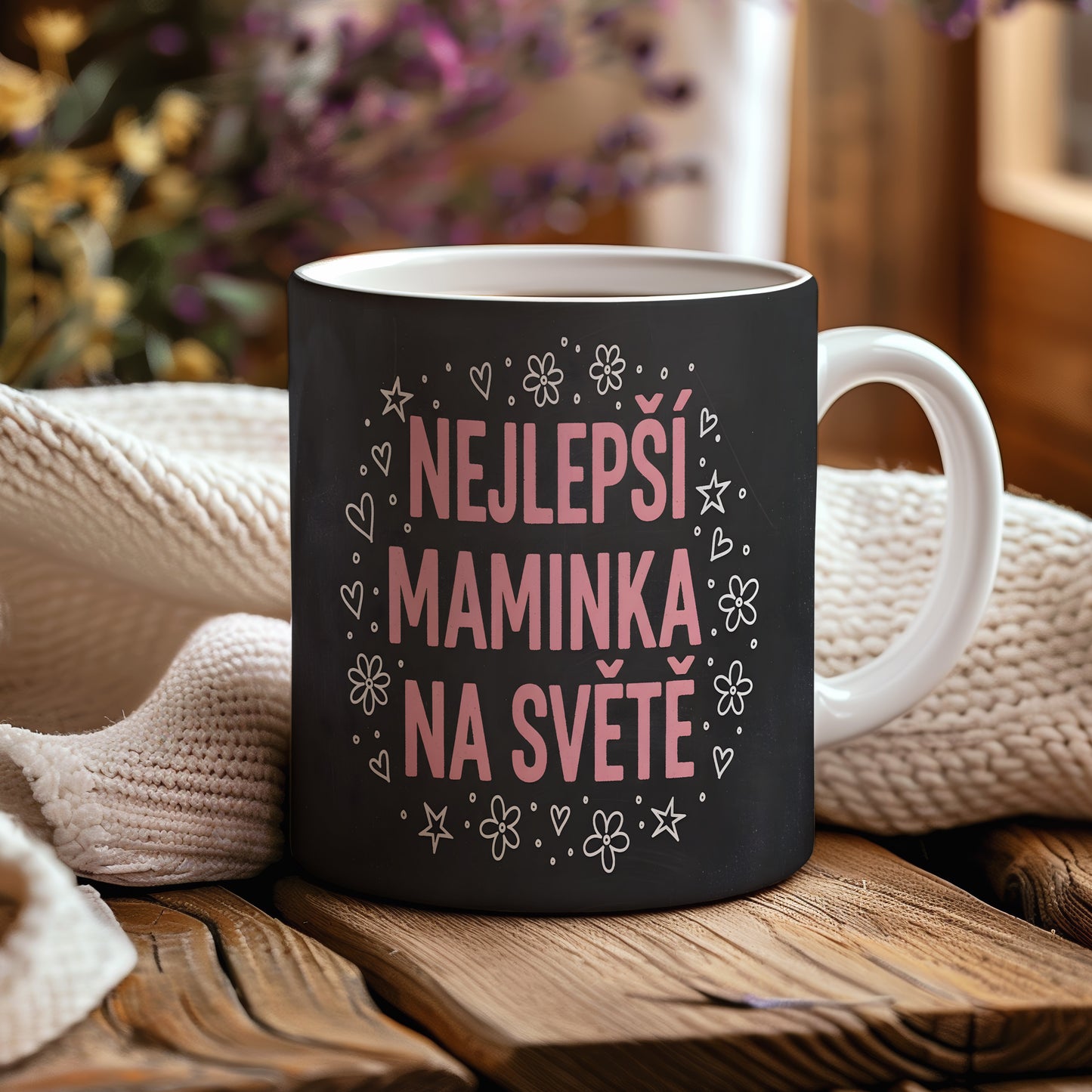 Hrnek Nejlepší maminka na světě – moderní květinové vzory s růžovými písmeny – varianta 44