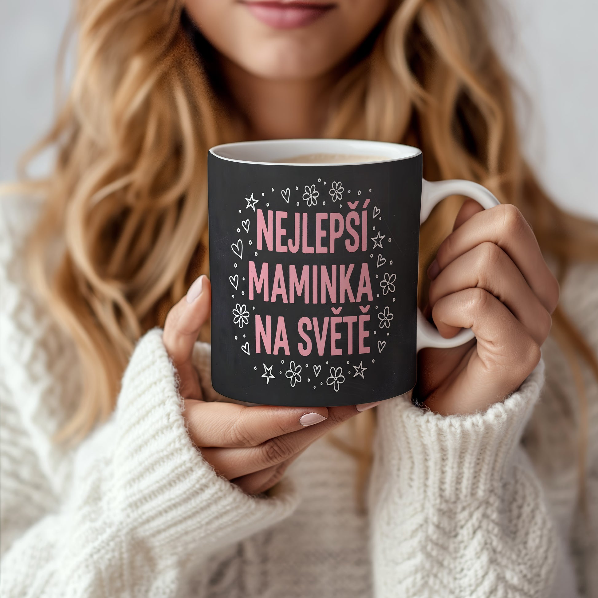 Hrnek Nejlepší maminka na světě – moderní květinové vzory s růžovými písmeny – varianta 66