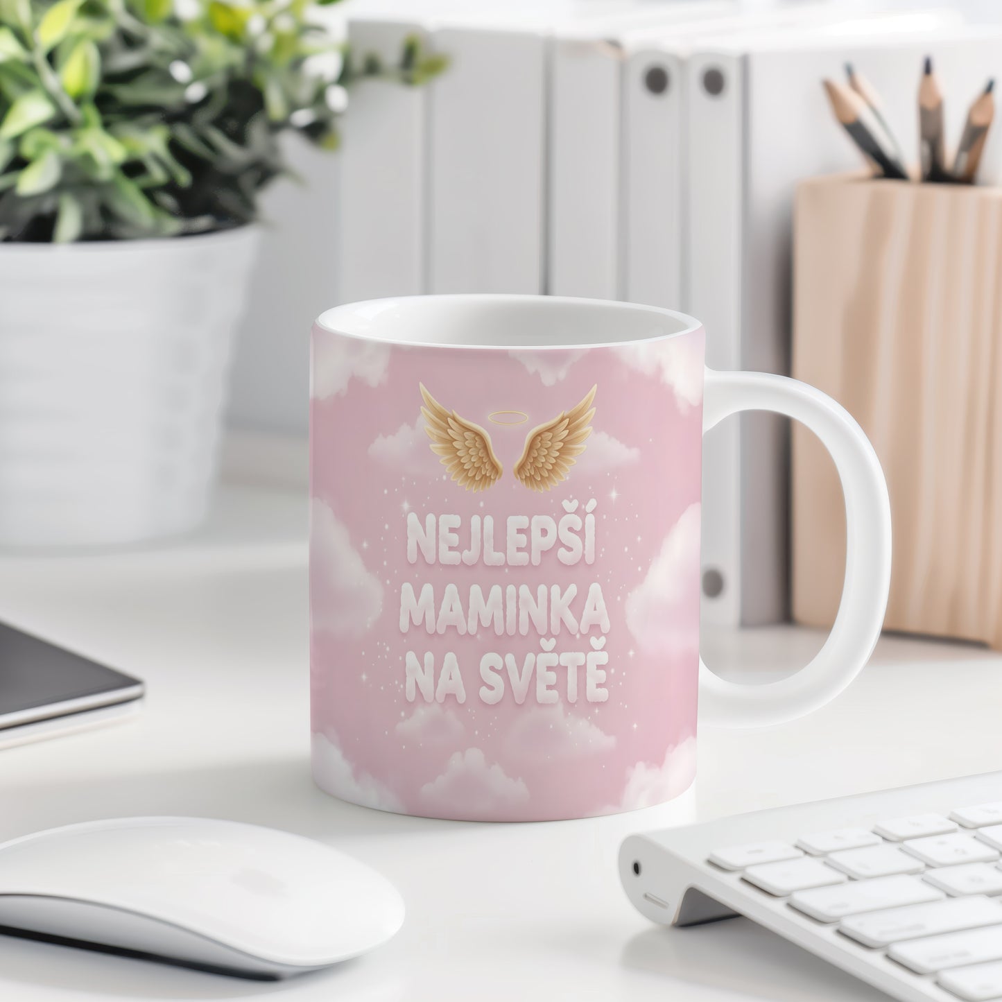 Hrnek NEJLEPŠÍ MAMINKA NA SVĚTĚ – andělská křídla na růžových oblacích – varianta 77