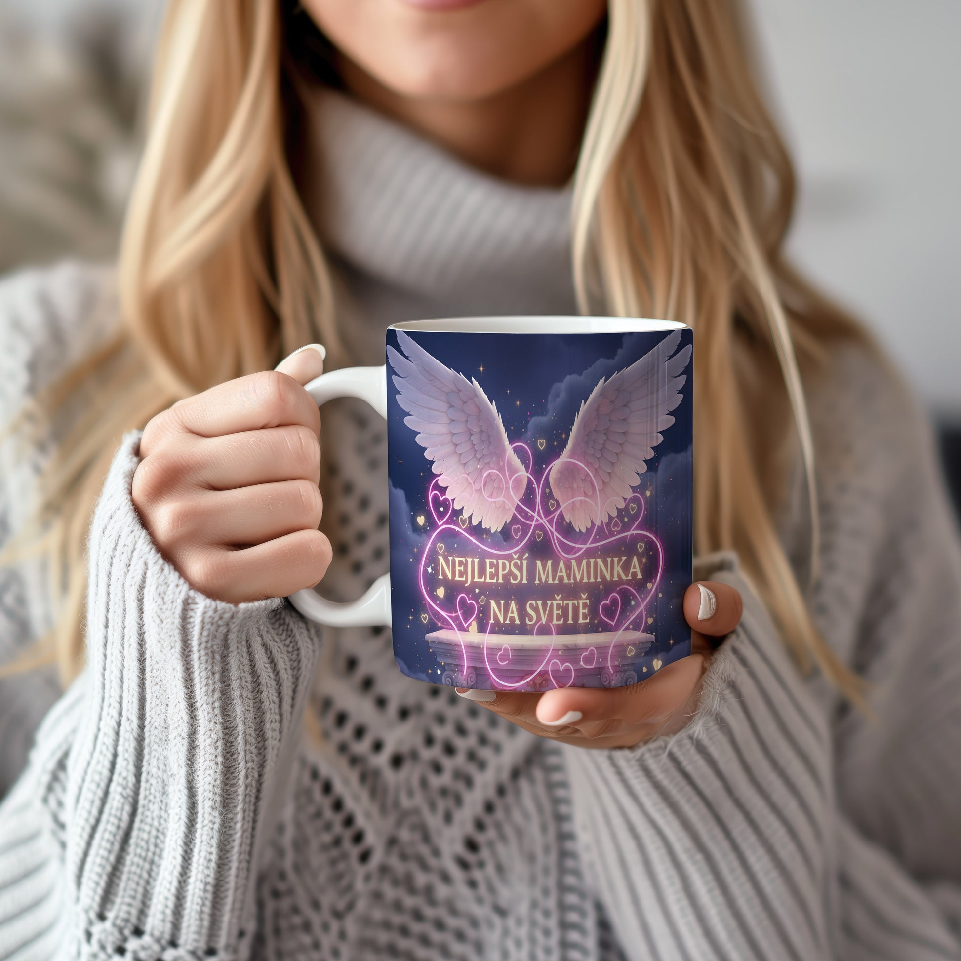Hrnek NEJLEPŠÍ MAMINKA NA SVĚTĚ – andělská křídla na noční obloze – varianta 22