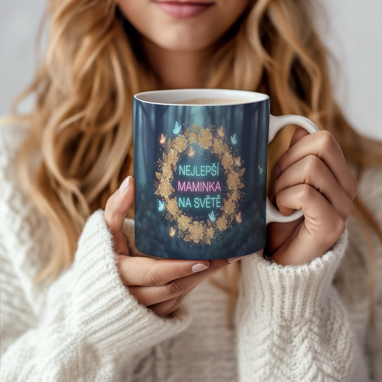 Hrnek NEJLEPŠÍ MAMINKA NA SVĚTĚ – květinový věnec s motýly na snovém pozadí – varianta 66