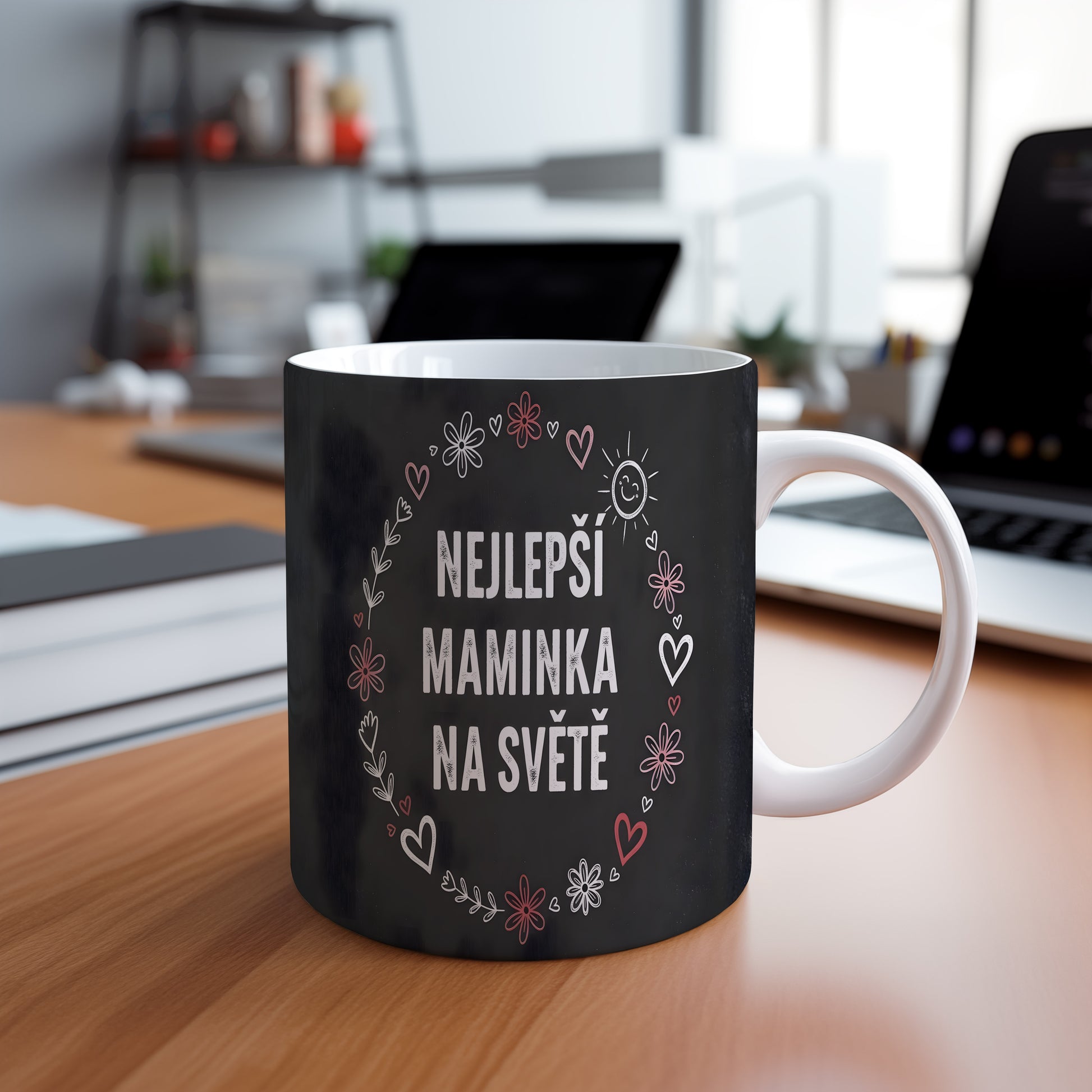 Hrnek Nejlepší maminka na světě – květinový věnec a srdíčka na černém pozadí – varianta 88