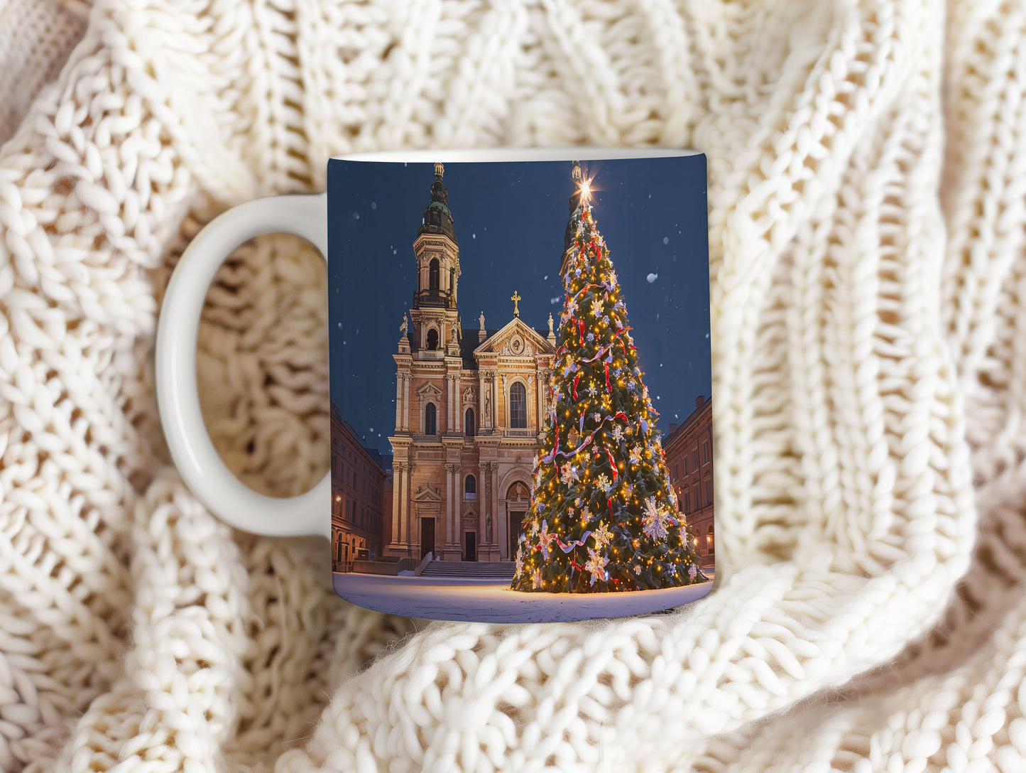 Hrnek s vánočním motivem – osvětlený strom před kostelem