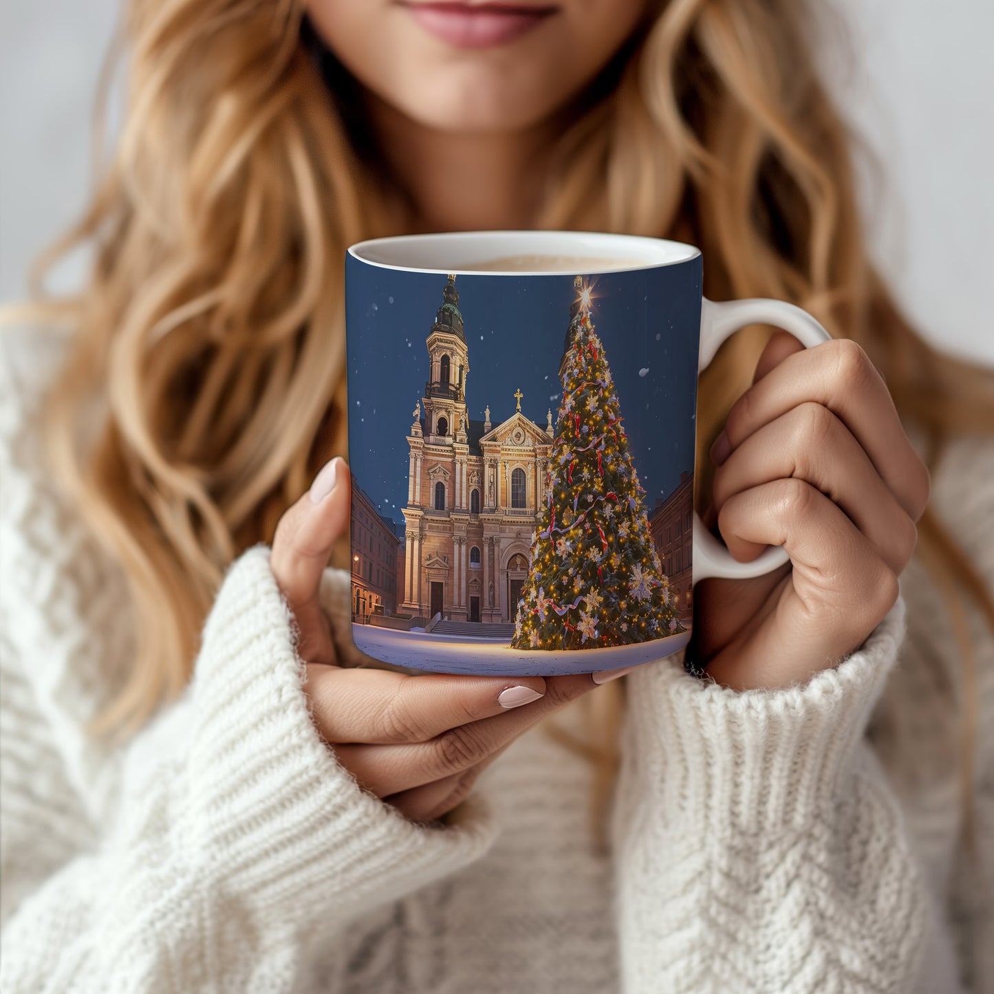 Hrnek s vánočním motivem – osvětlený strom před kostelem