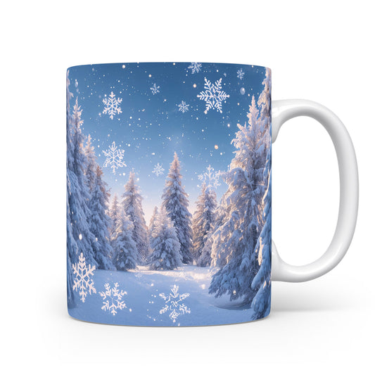 Hrnek s motivem zasněženého lesa.