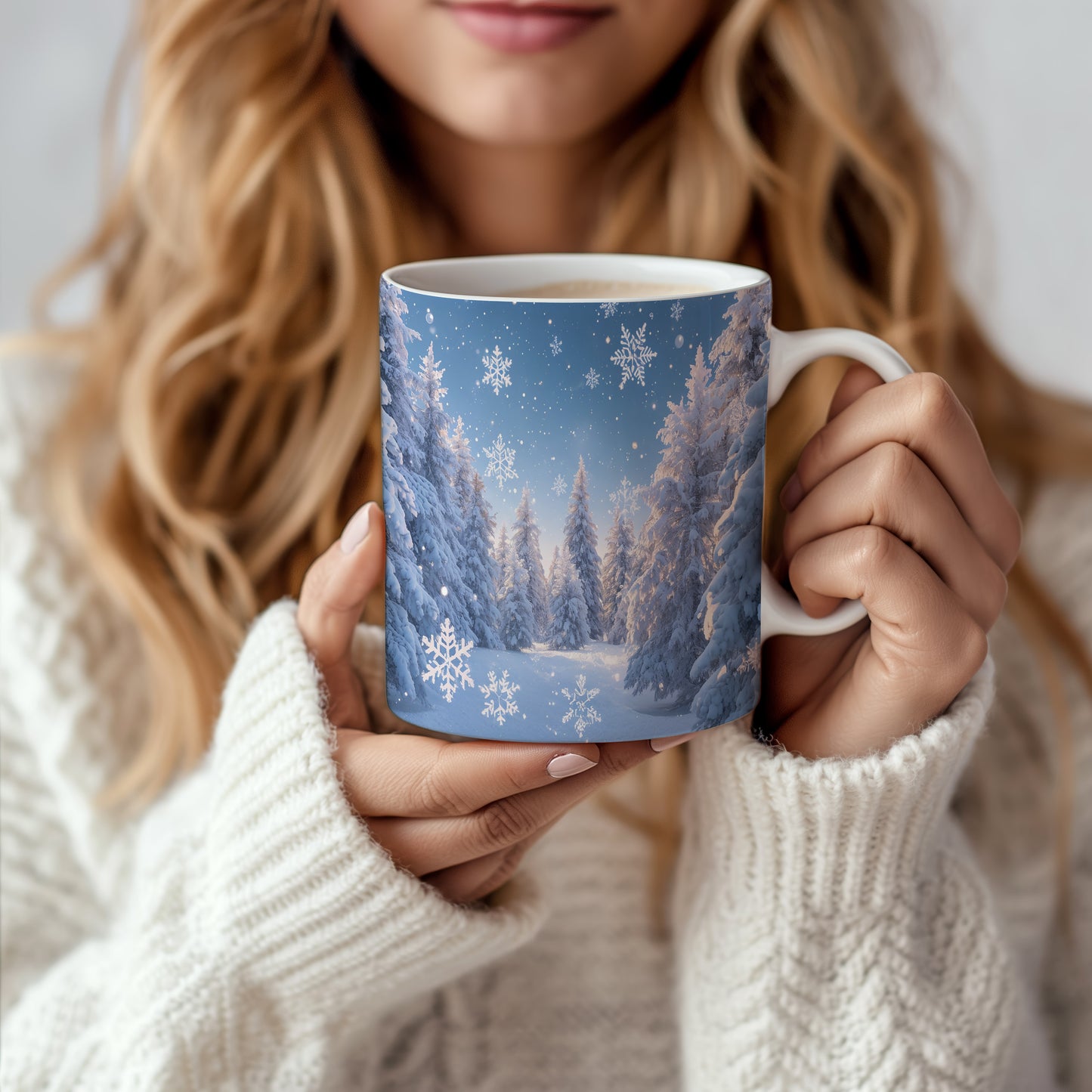 Hrnek s vánočním motivem – zasněžený les a vločky