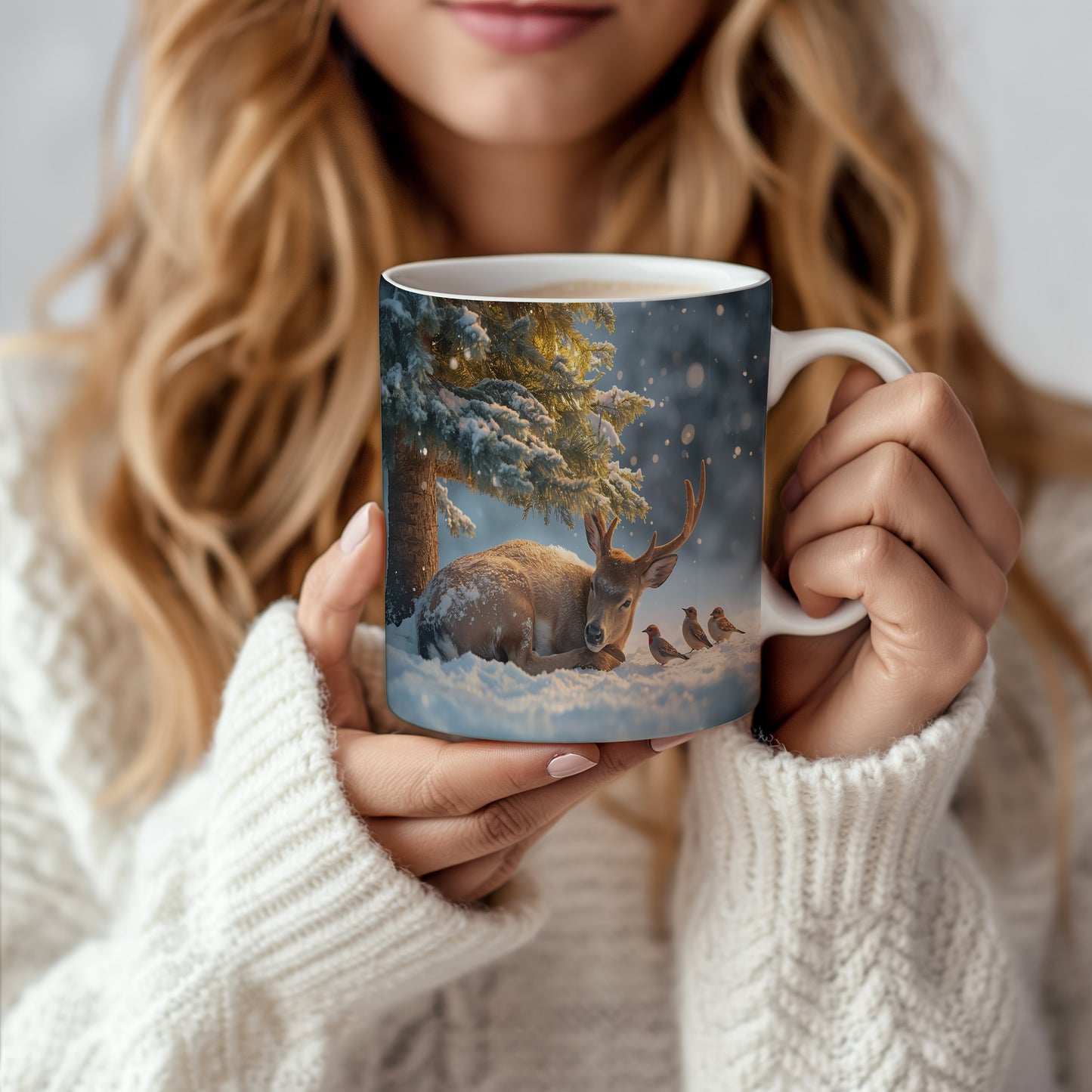 Hrnek s vánočním motivem – jelen pod zasněženým stromem