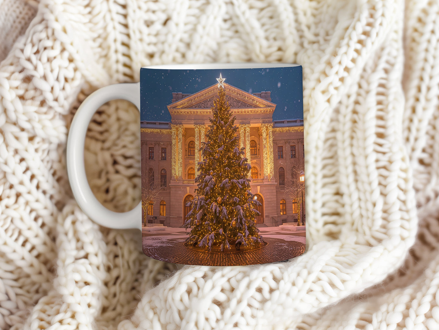 Hrnek s vánočním motivem – vánoční strom před budovou