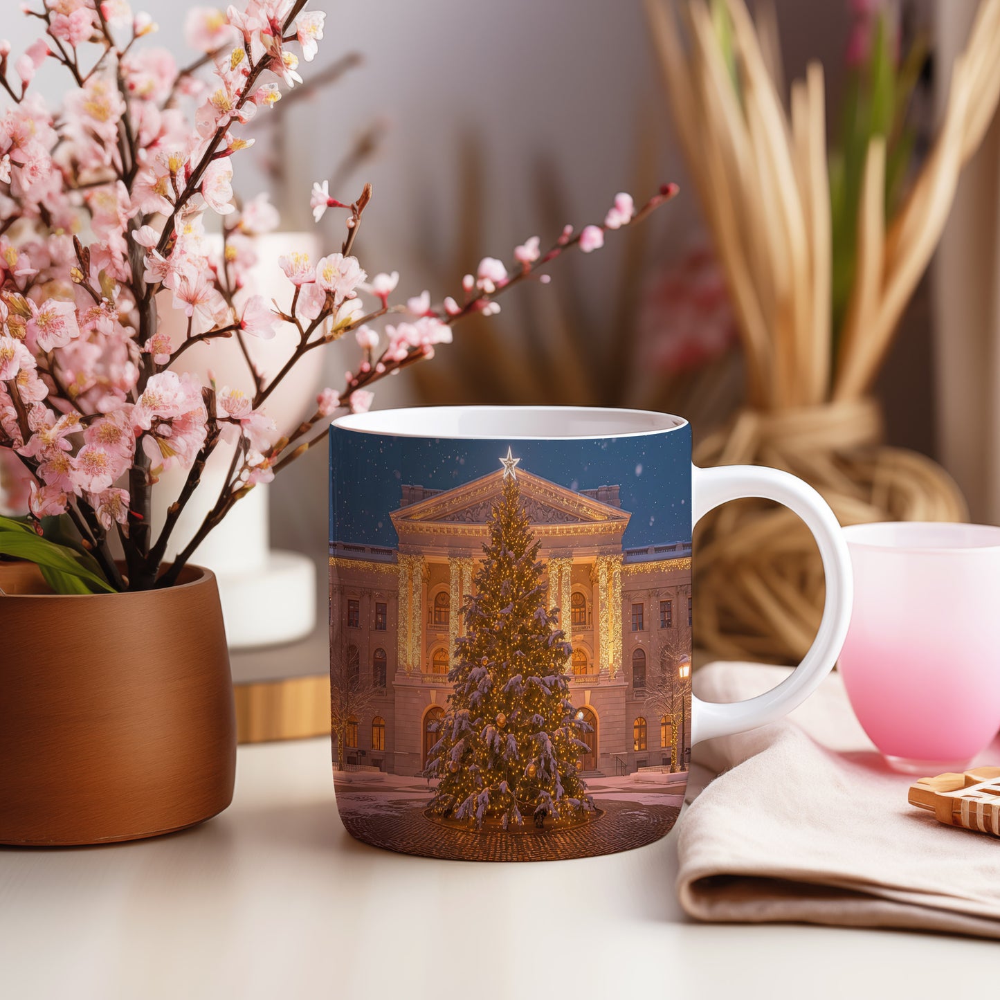 Hrnek s vánočním motivem – vánoční strom před budovou