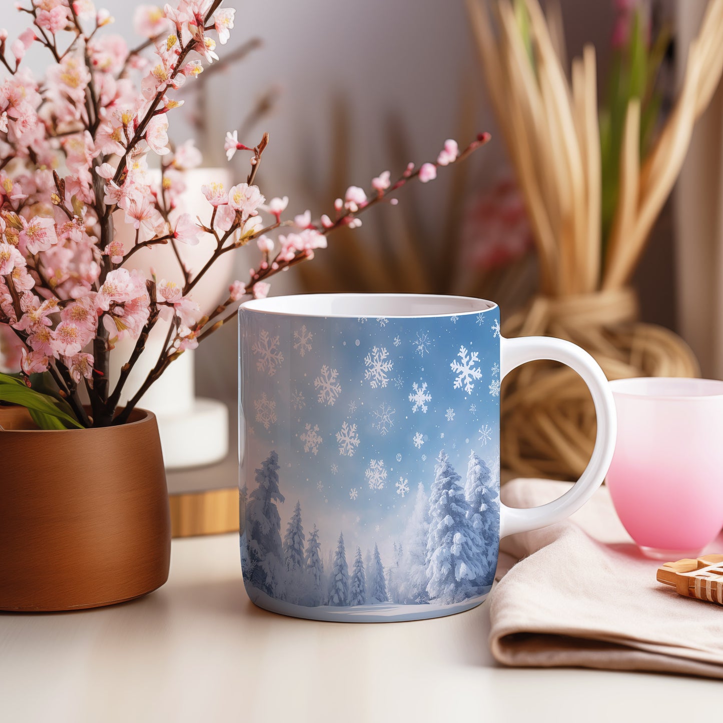 Hrnek s vánočním motivem – les pod vločkami