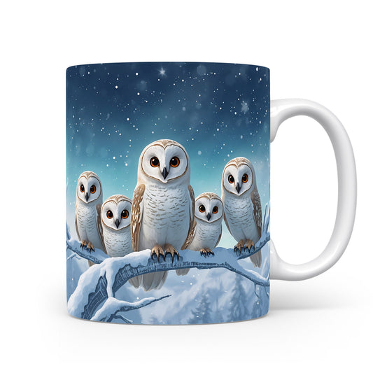 Sovy na větvi pod hvězdnou oblohou.