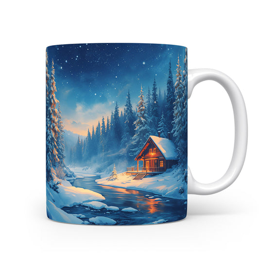 Hrnek s chalupou a zasněženou krajinou.