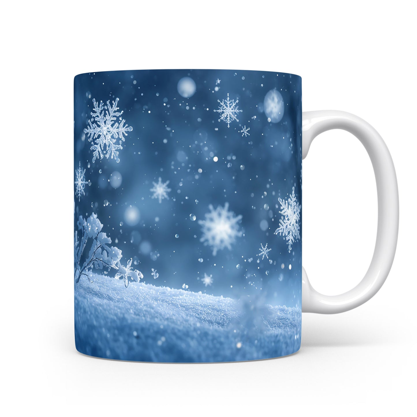 Hrnek s vločkami na modrém pozadí.