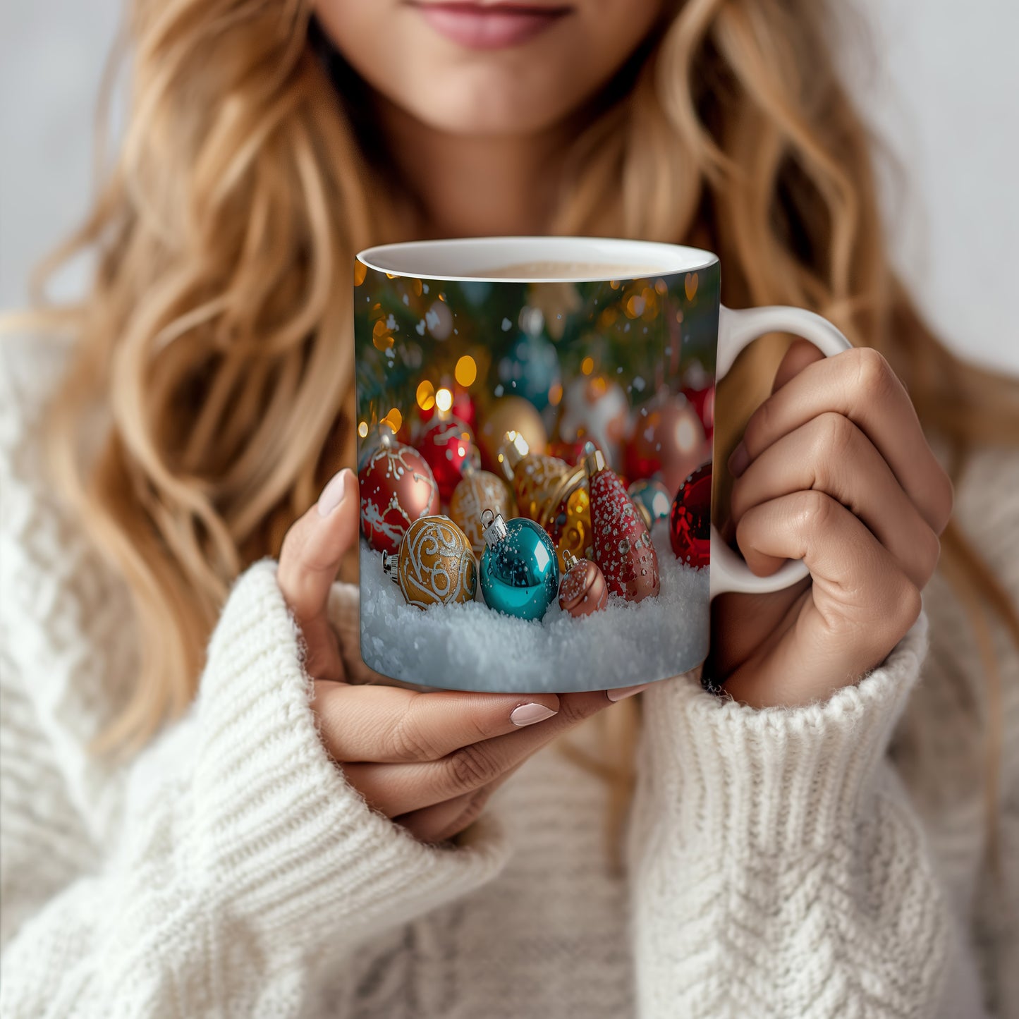 Hrnek s vánočním motivem – barevné ozdoby v sněhu