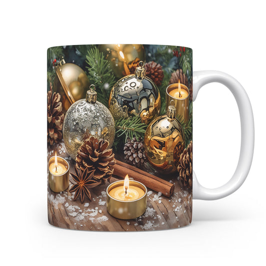 Hrnek se zlatými vánočními koulemi a svíčkami.