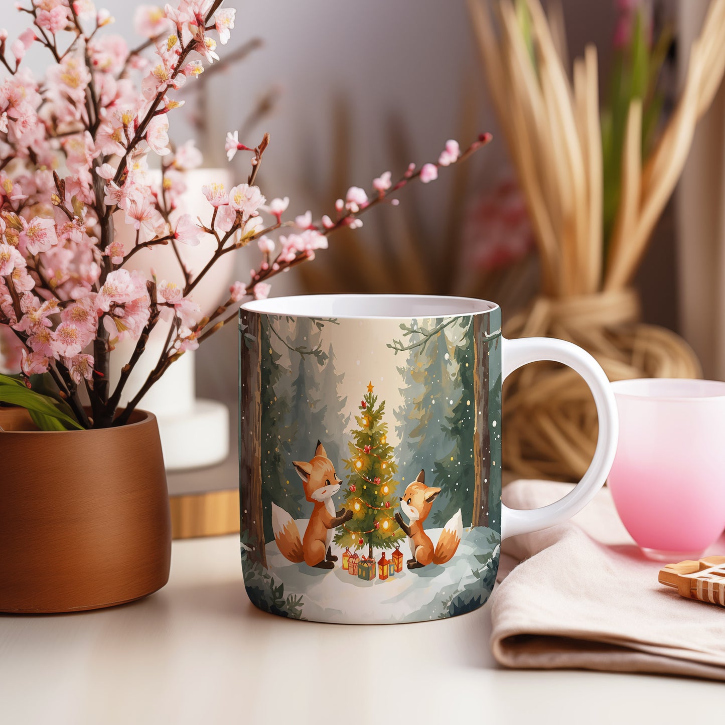 Hrnek s vánočním motivem – lišky kolem stromku