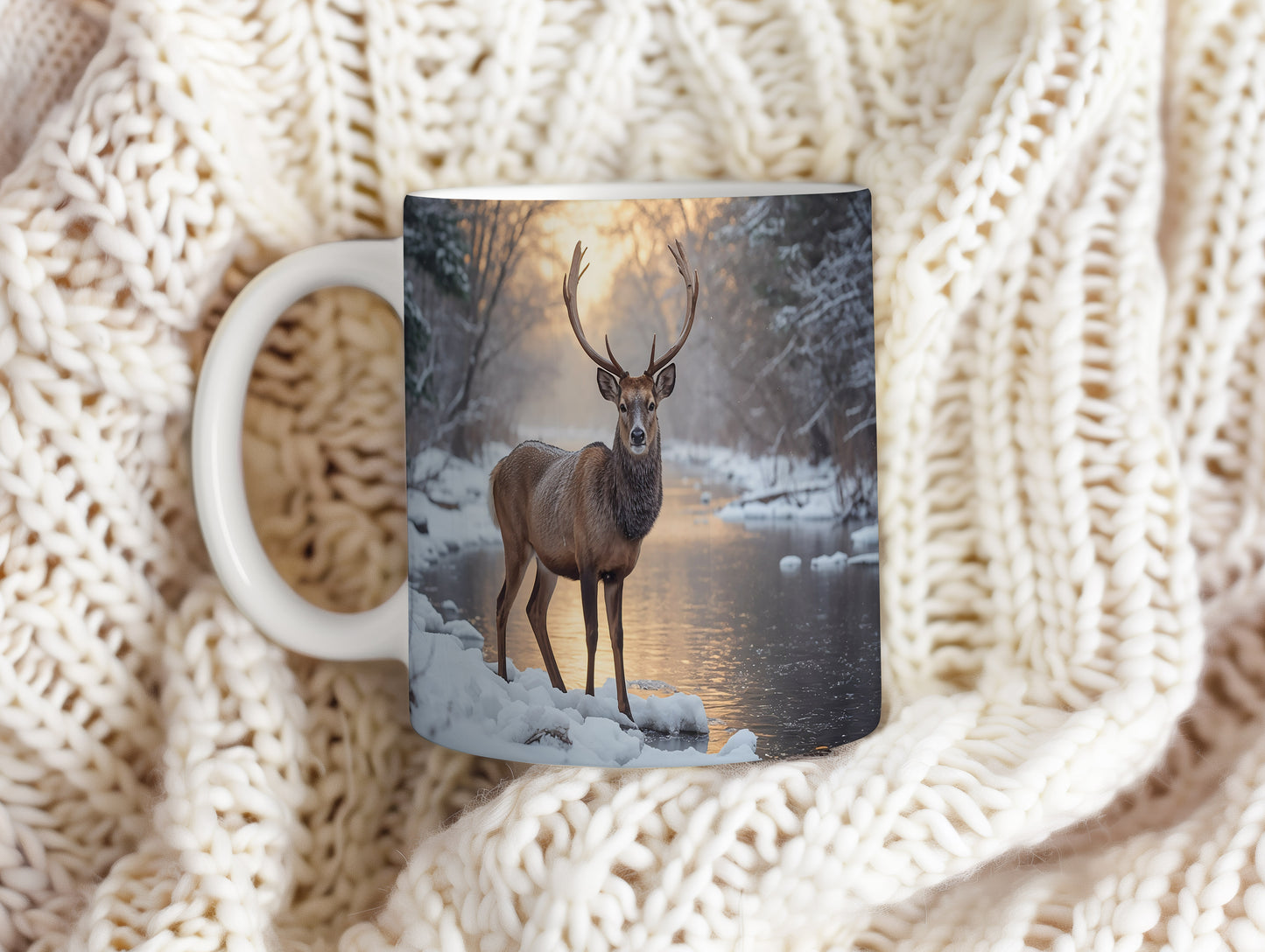 Hrnek s vánočním motivem – jelen u zasněžené řeky