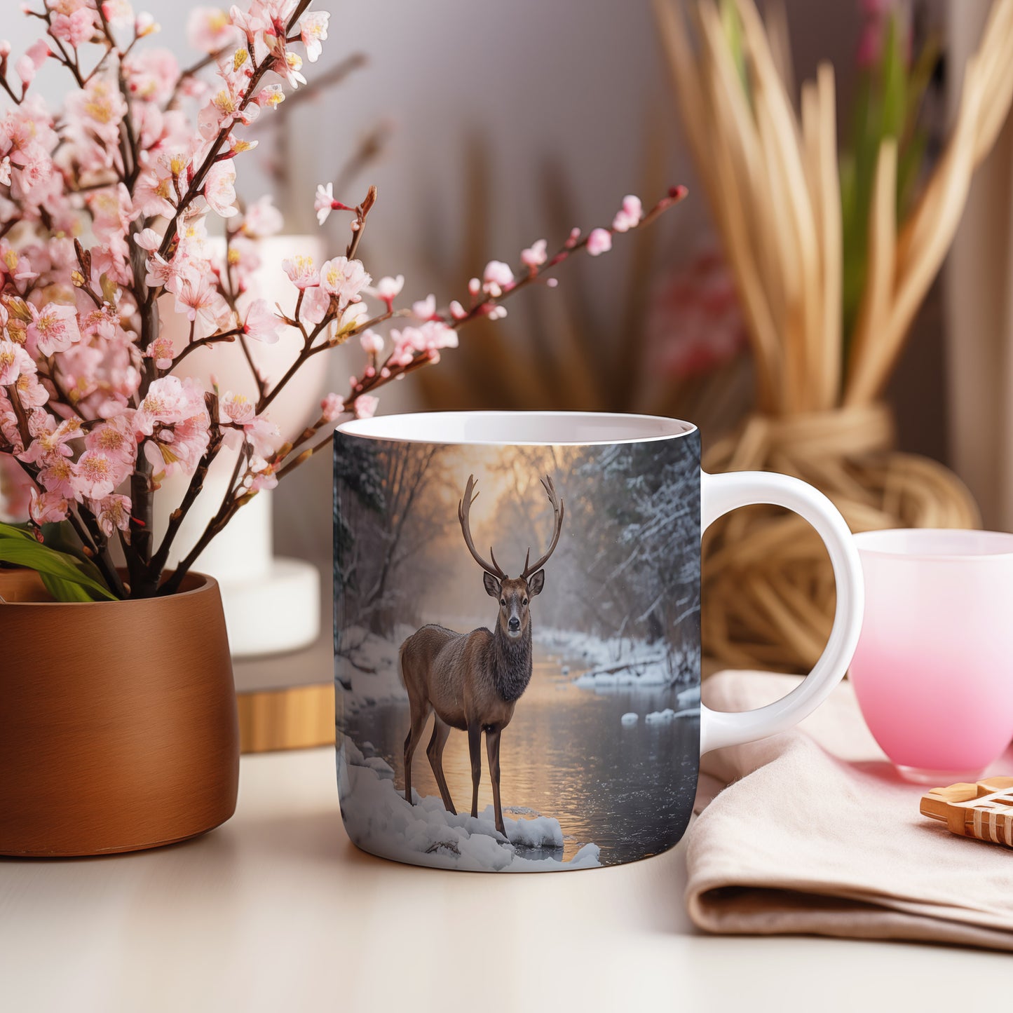 Hrnek s vánočním motivem – jelen u zasněžené řeky