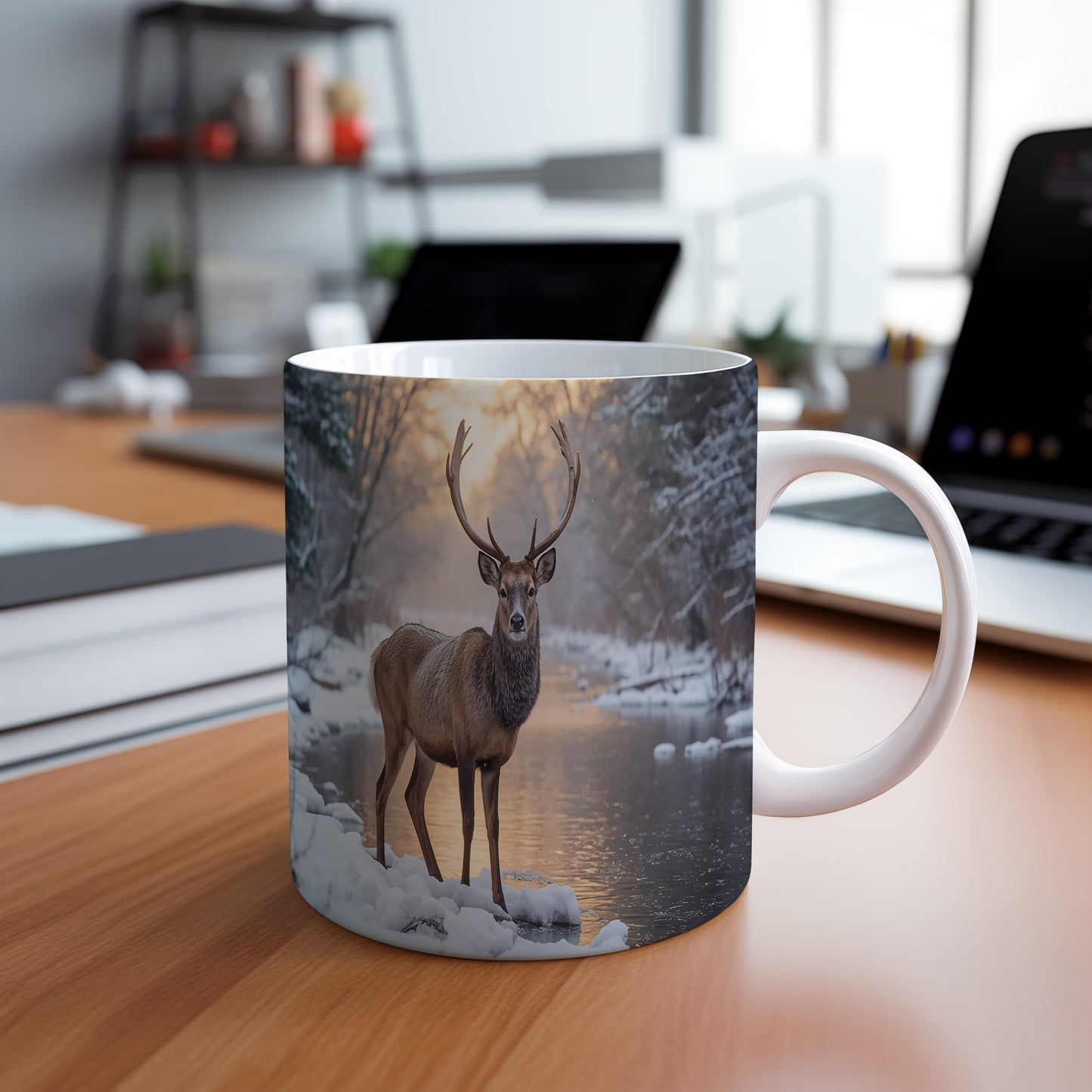 Hrnek s vánočním motivem – jelen u zasněžené řeky